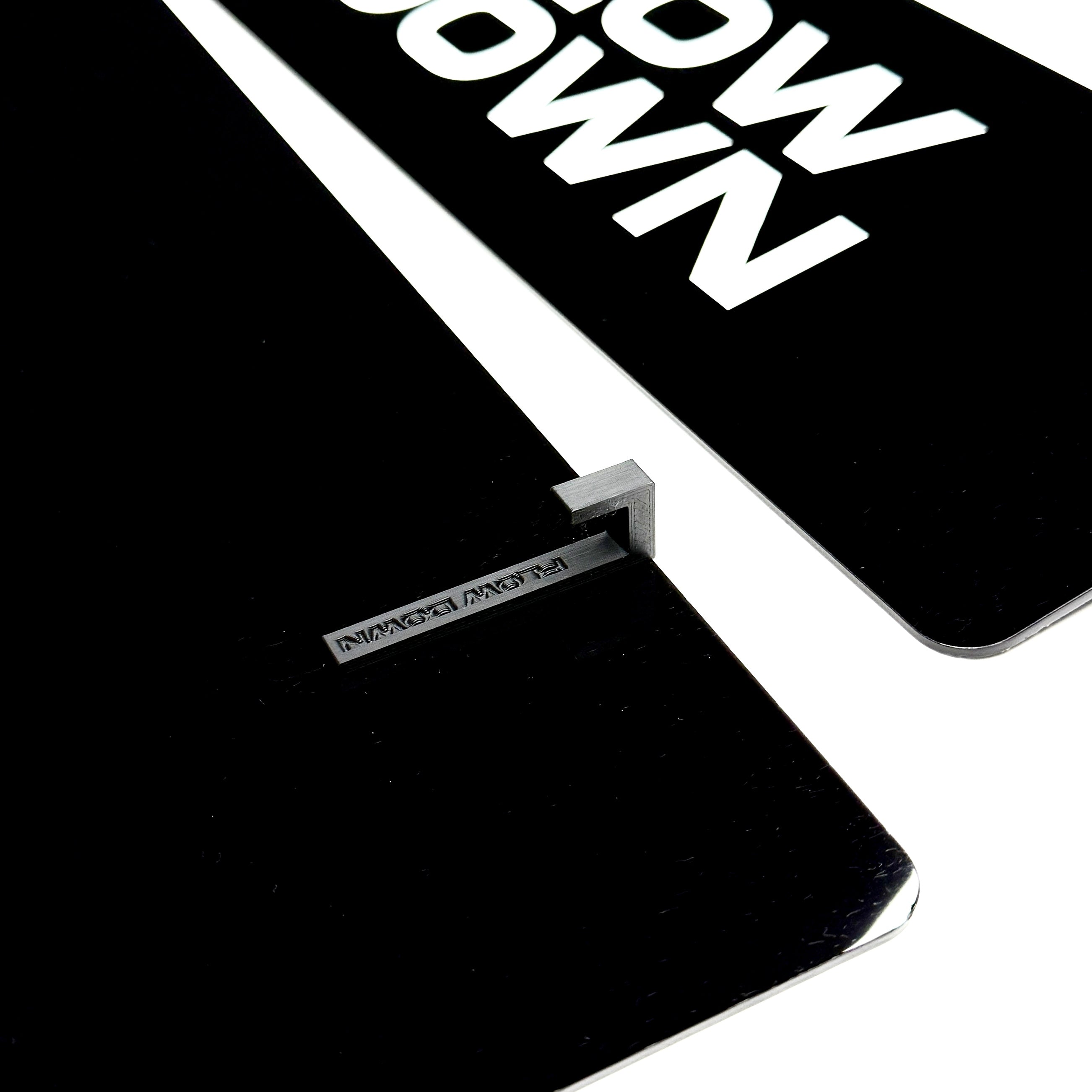 Hochwertiges Show-Kennzeichen aus Acryl mit glänzendem Finish – stilvolle Optik für Fahrzeugpräsentationen. Einfache Befestigung mit mitgelieferten Halterungen, universelle Passform für Standardkennzeichenhalterungen. Perfekt für Show-Veranstaltungen und Fotoshootings.