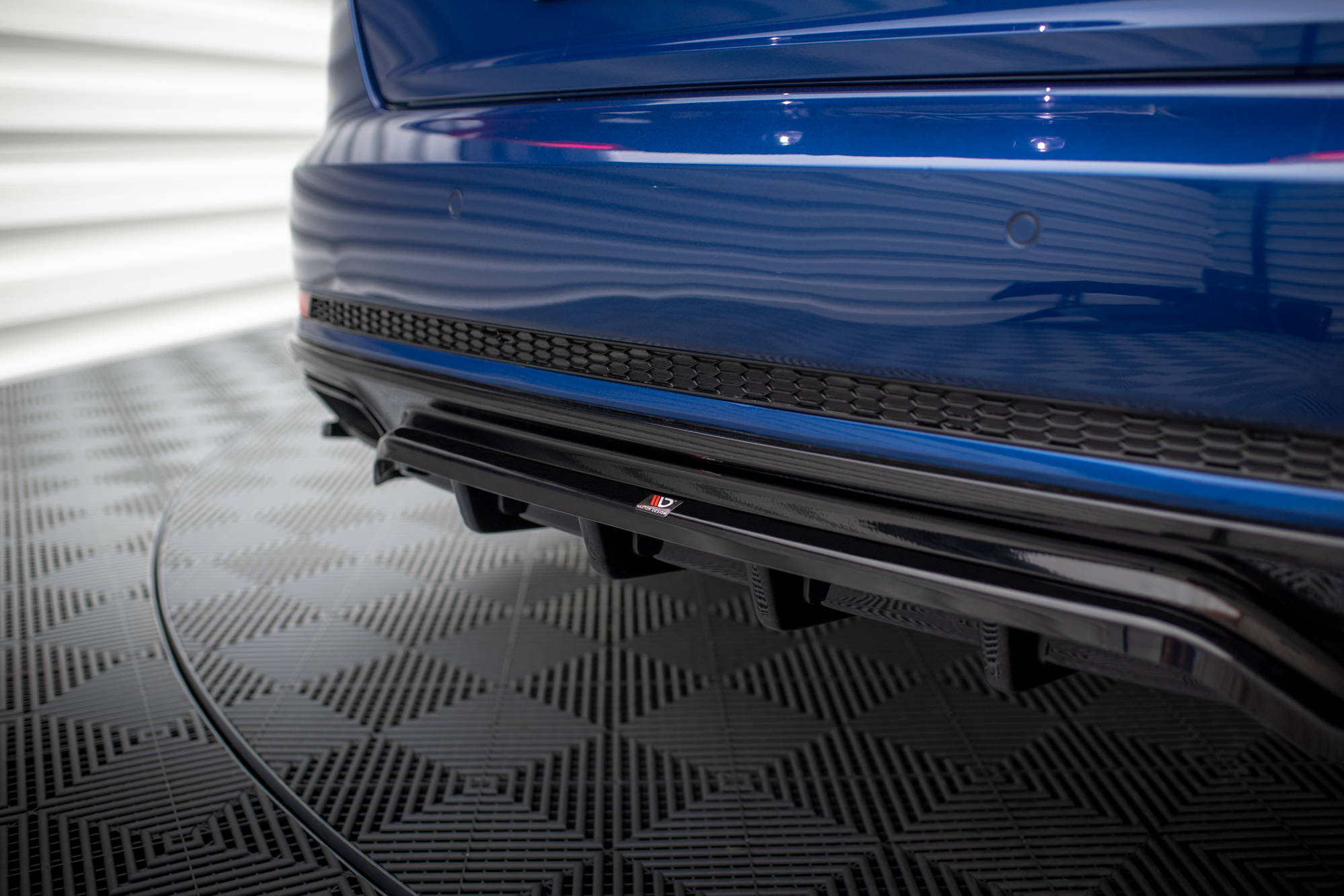 Mittlerer Cup Diffusor DTM Look Heck Ansatz für Audi A4 Competition B9