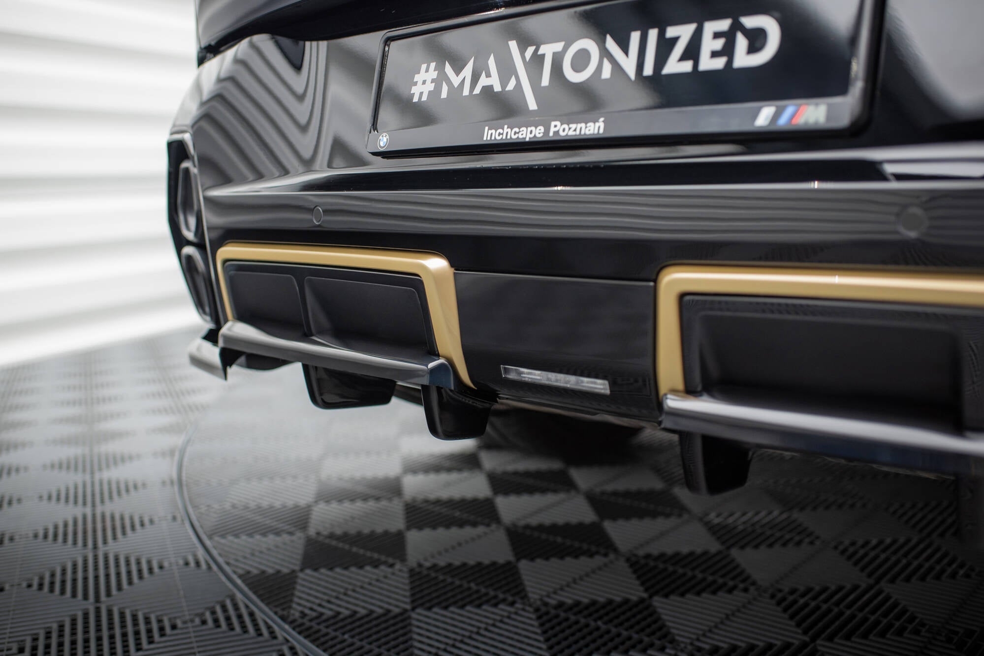 Maxton Mittlerer Diffusor Heck Ansatz DTM Look für BMW XM G09 schwarz Hochglanz