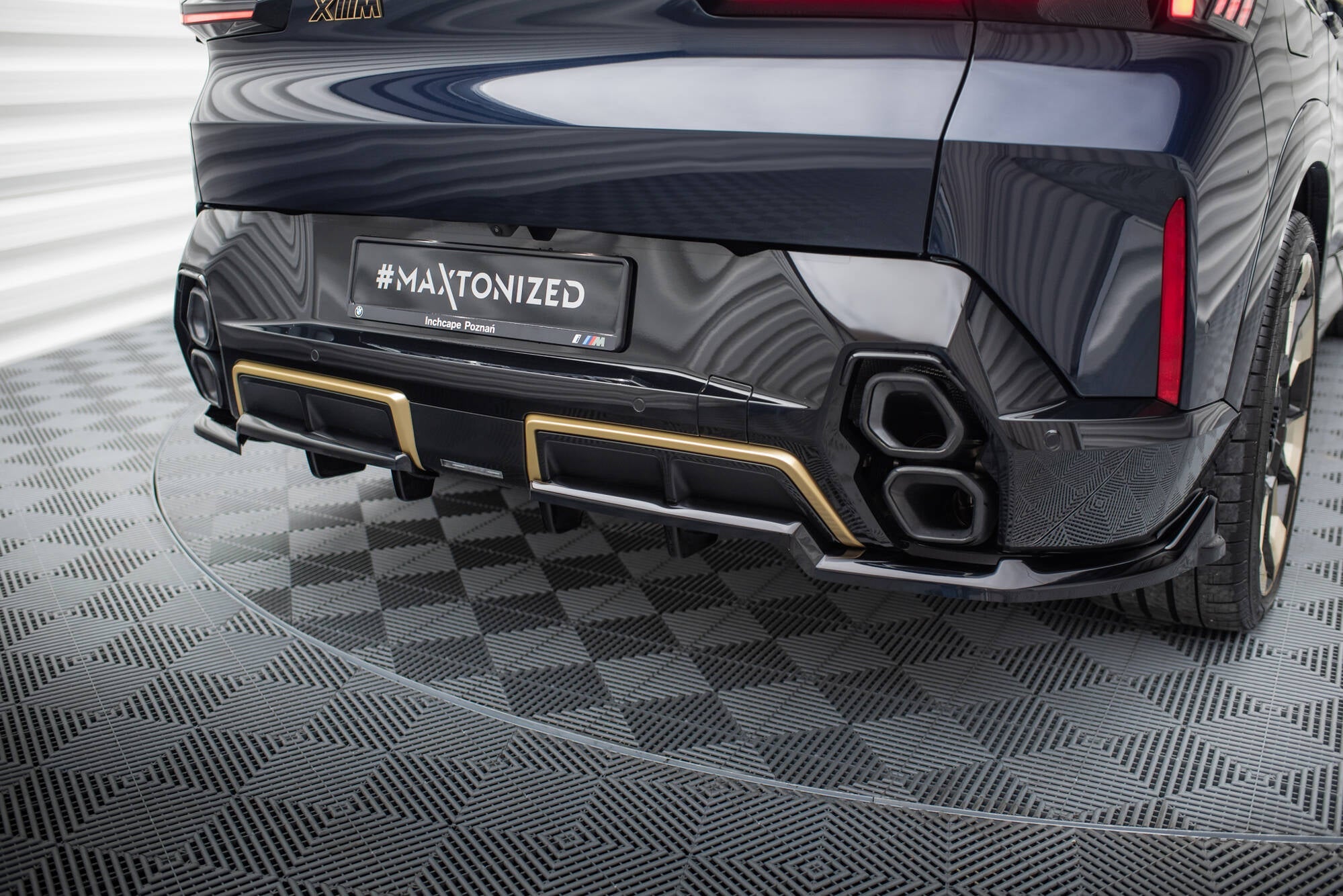 Maxton Mittlerer Diffusor Heck Ansatz DTM Look für BMW XM G09 schwarz Hochglanz