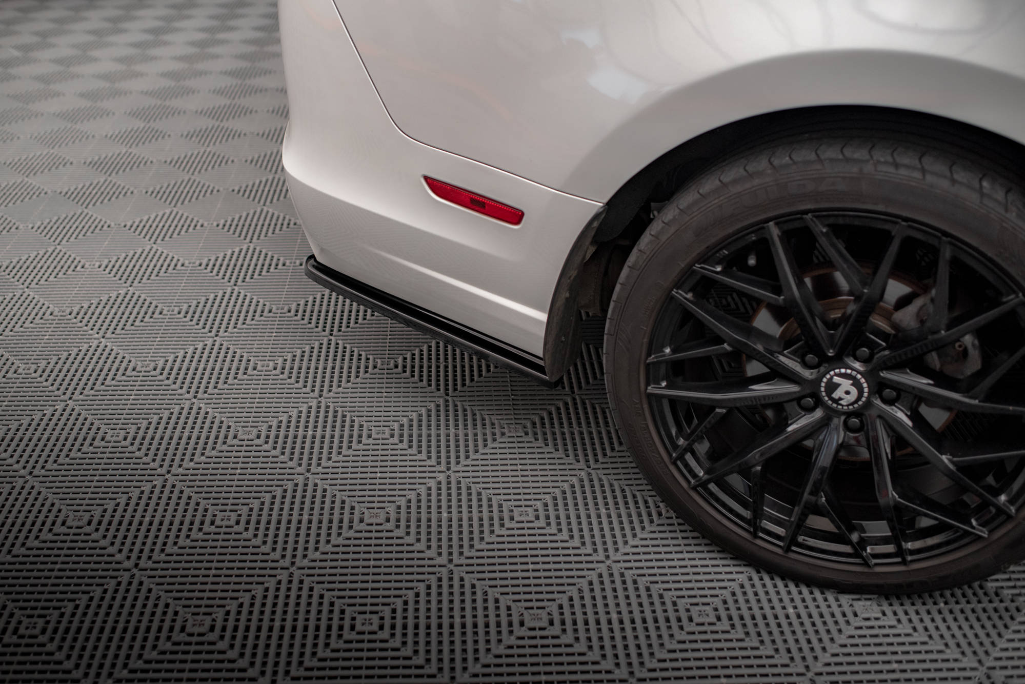 Heck Ansatz Flaps Diffusor für Ford Mustang Mk5 Facelift