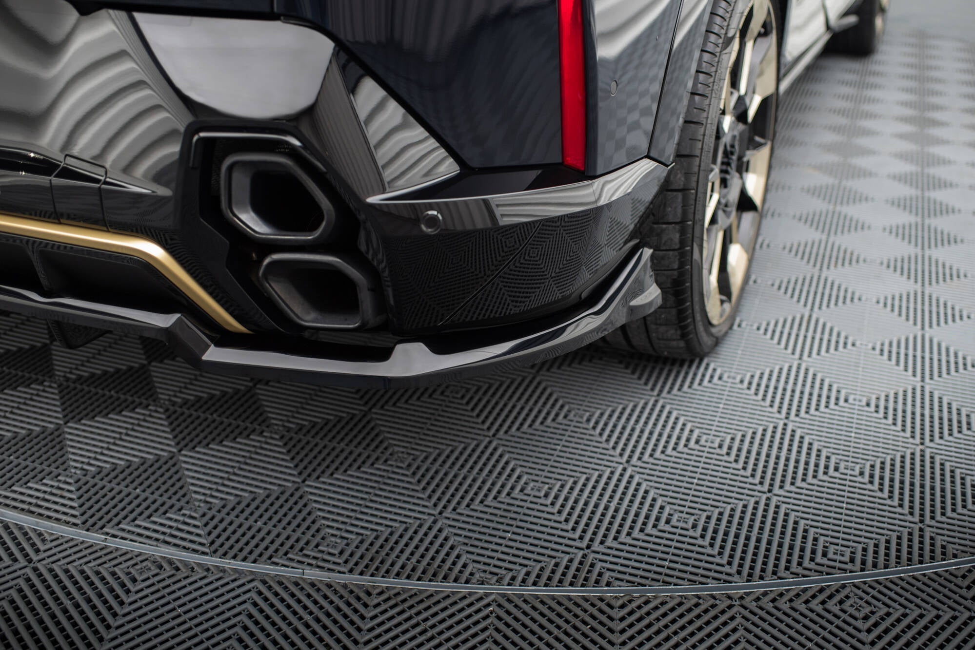Maxton Mittlerer Diffusor Heck Ansatz DTM Look für BMW XM G09 schwarz Hochglanz
