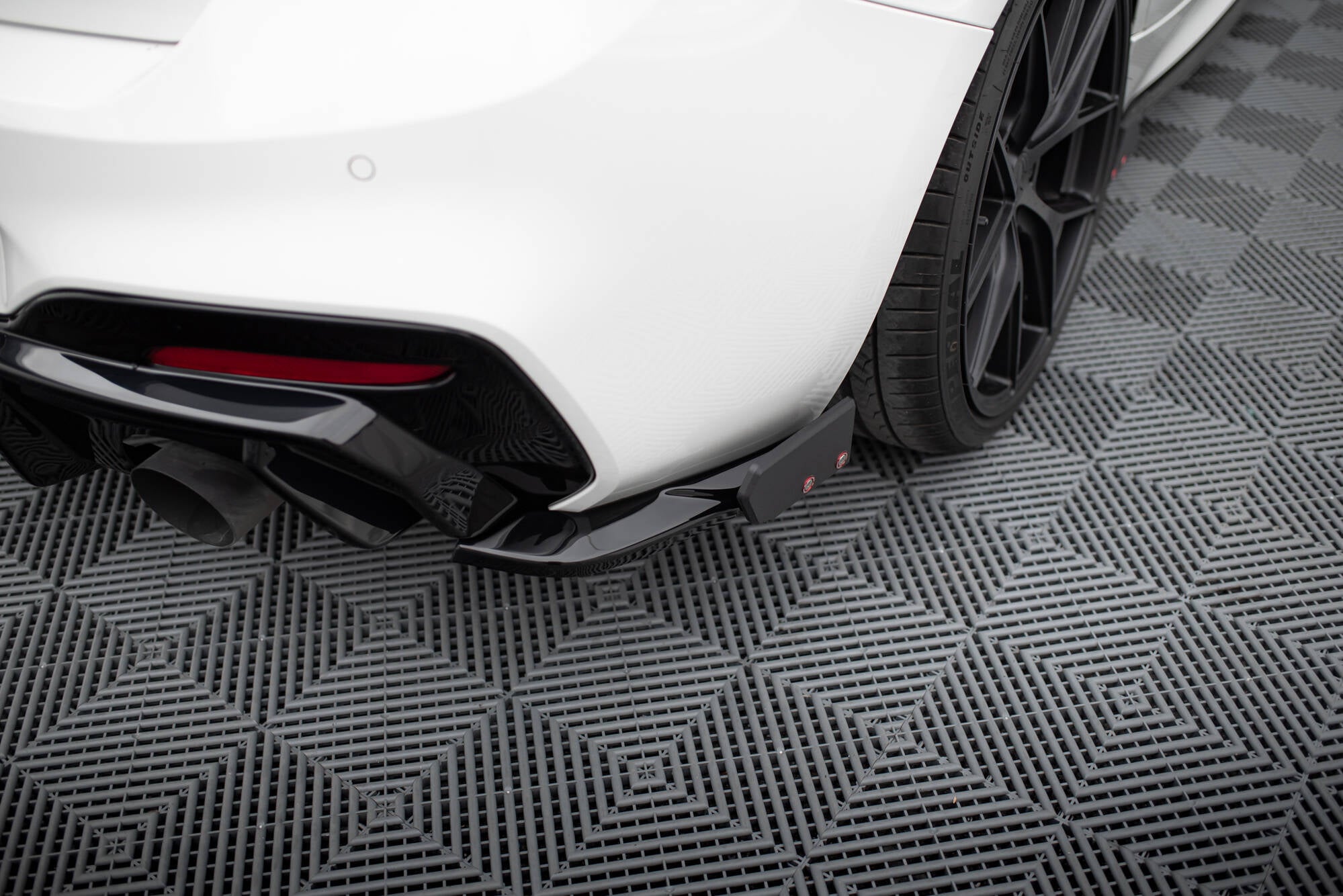 Flaps Heckansatz V5 Diffusor + Flaps für (Für heckansatz ) BMW 1er M - Paket / M140i F20 Facelift