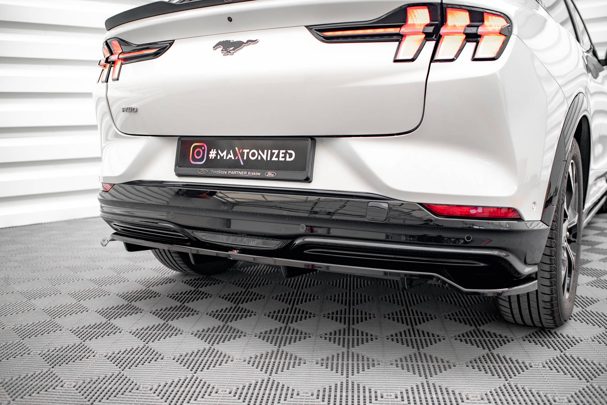Mittlerer Cup Diffusor DTM Look Heck Ansatz für Ford Mustang Mach-E Mk1