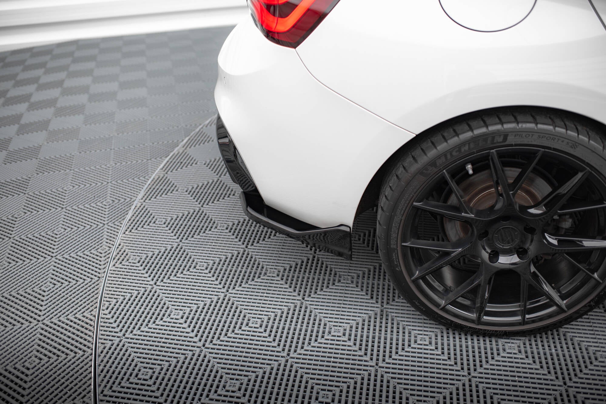 Flaps Heckansatz V3 Diffusor für (Für heckansatz ) BMW 1er M - Paket / M140i F20 Facelift
