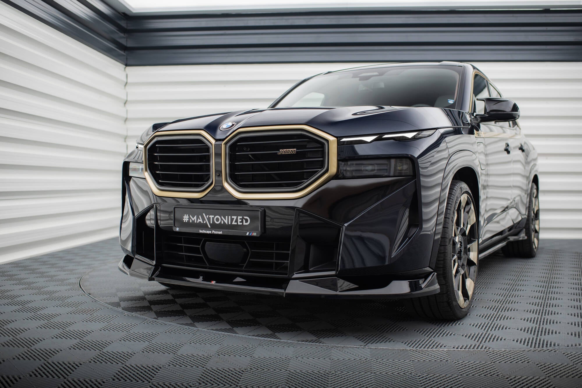 Maxton Front Ansatz V.2 für BMW XM G09 schwarz Hochglanz