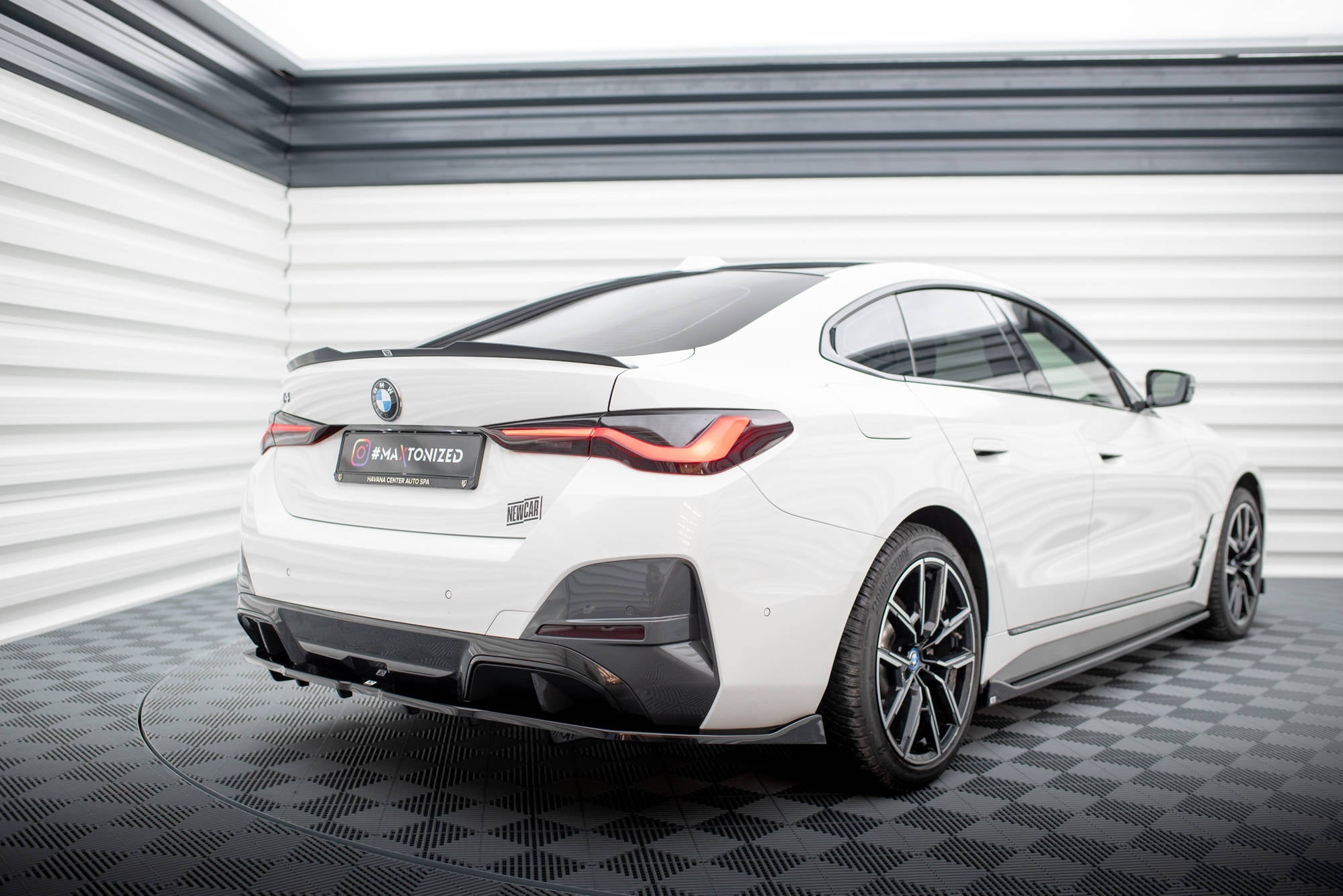 Mittlerer Cup Diffusor V2 DTM Look Heck Ansatz für BMW i4 M - Paket G26