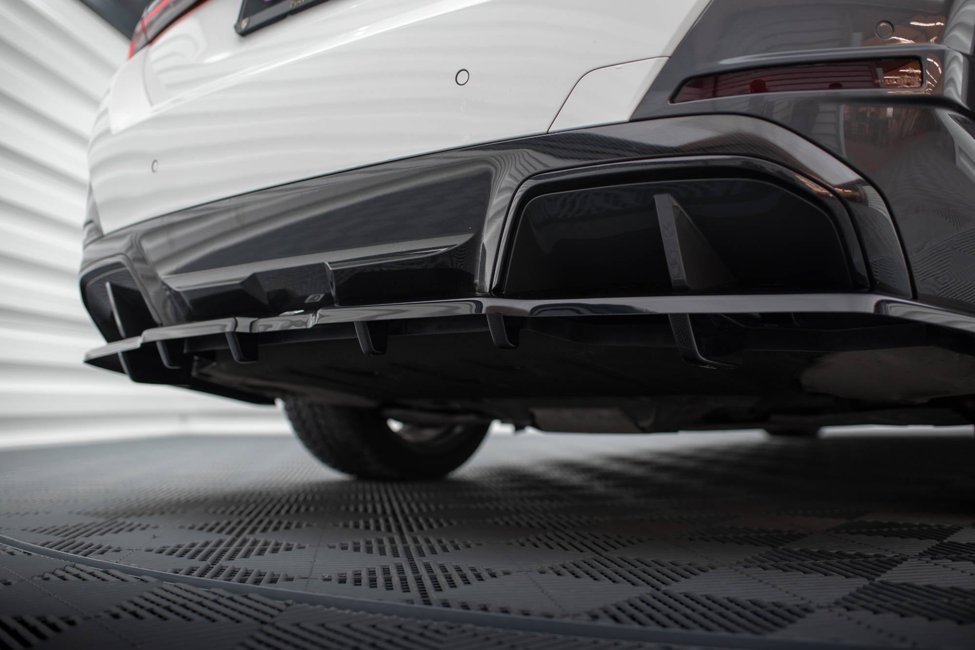 Mittlerer Cup Diffusor V1 DTM Look Heck Ansatz für BMW i4 M - Paket G26