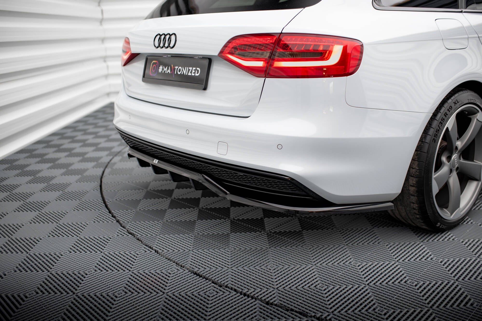 Mittlerer Cup Diffusor DTM Look Heck Ansatz für Audi A4 Competition B8 Facelift