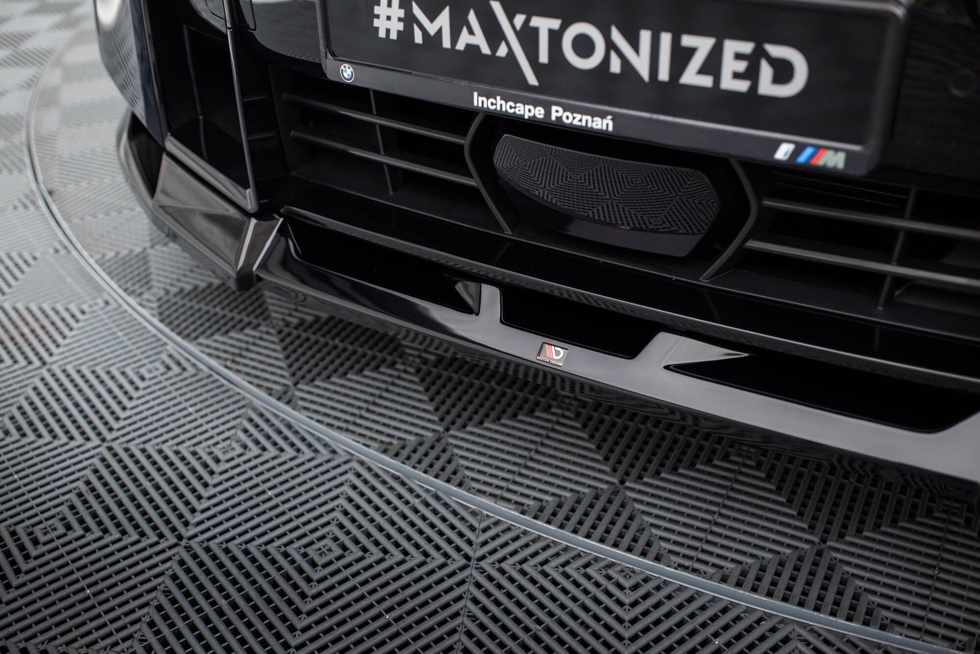 Maxton Front Ansatz V.2 für BMW XM G09 schwarz Hochglanz