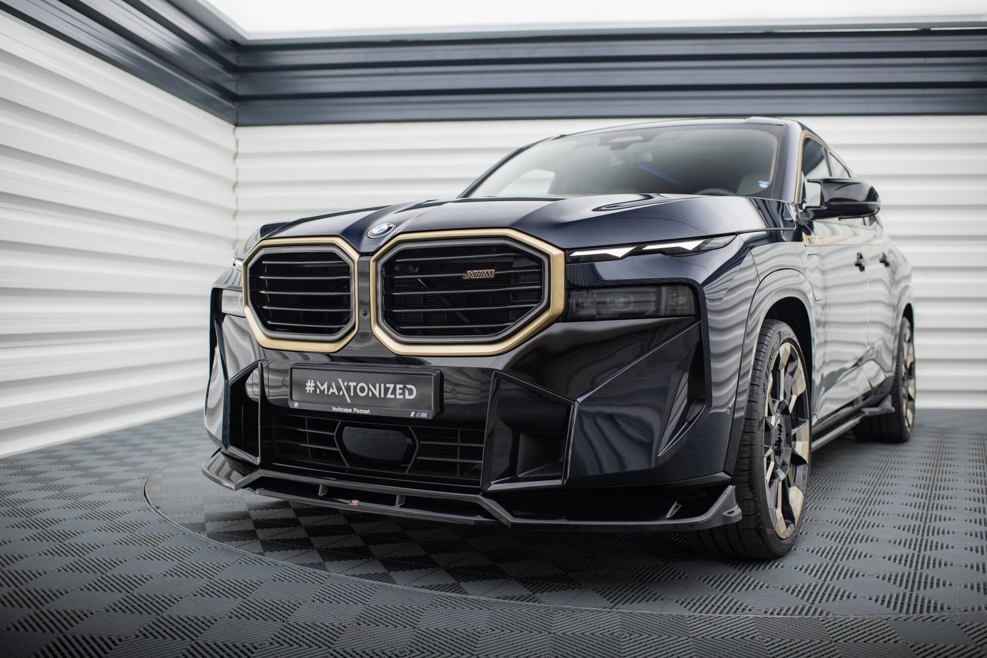 Maxton Front Ansatz V.1 für BMW XM G09 schwarz Hochglanz