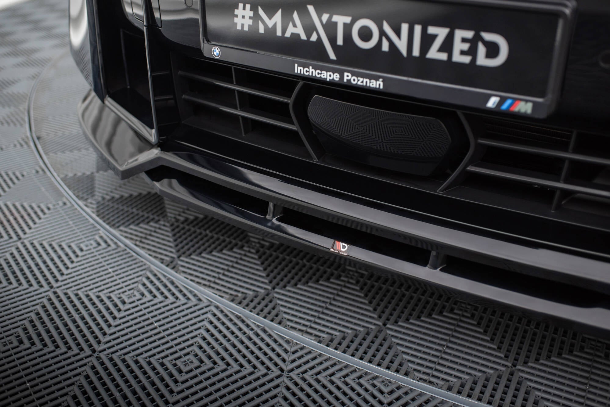Maxton Front Ansatz V.1 für BMW XM G09 schwarz Hochglanz