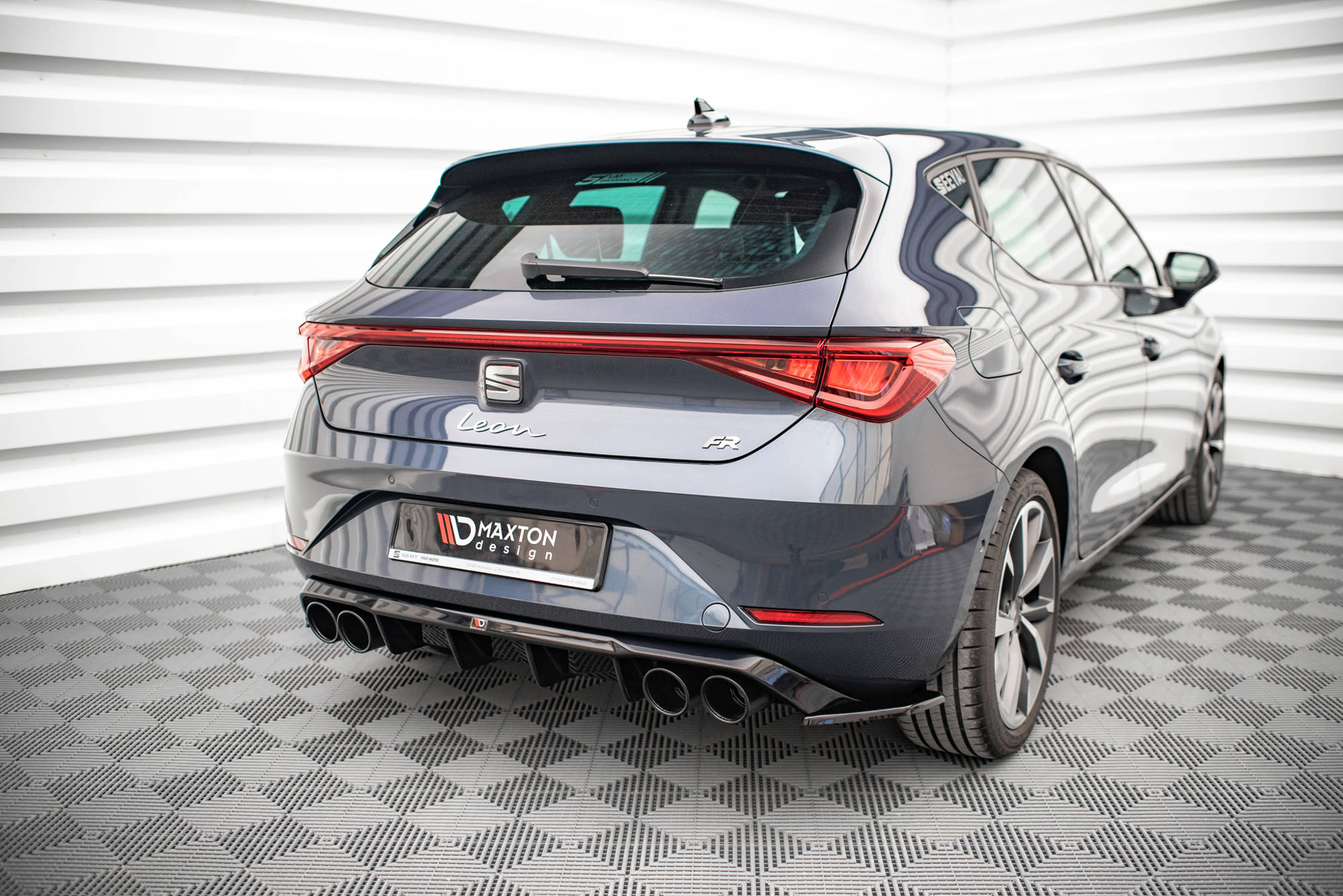 Maxton Design - Heck Ansatz Flaps Diffusor für Seat Leon FR Hatchback Mk4 - Aerowerk.