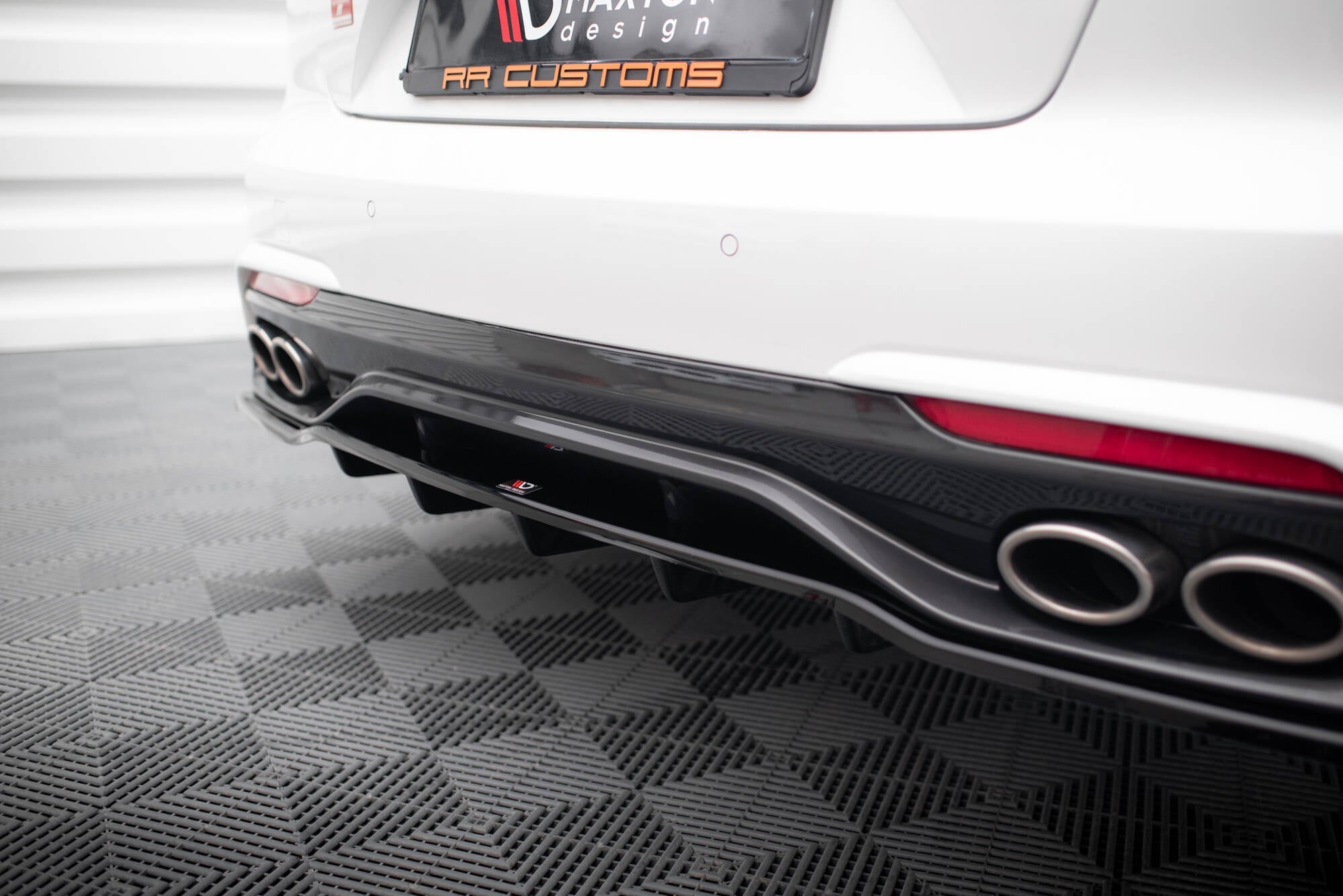 Maxton Design - Mittlerer Cup Diffusor DTM Look Heck Ansatz für Kia Stinger Mk1 - Aerowerk.