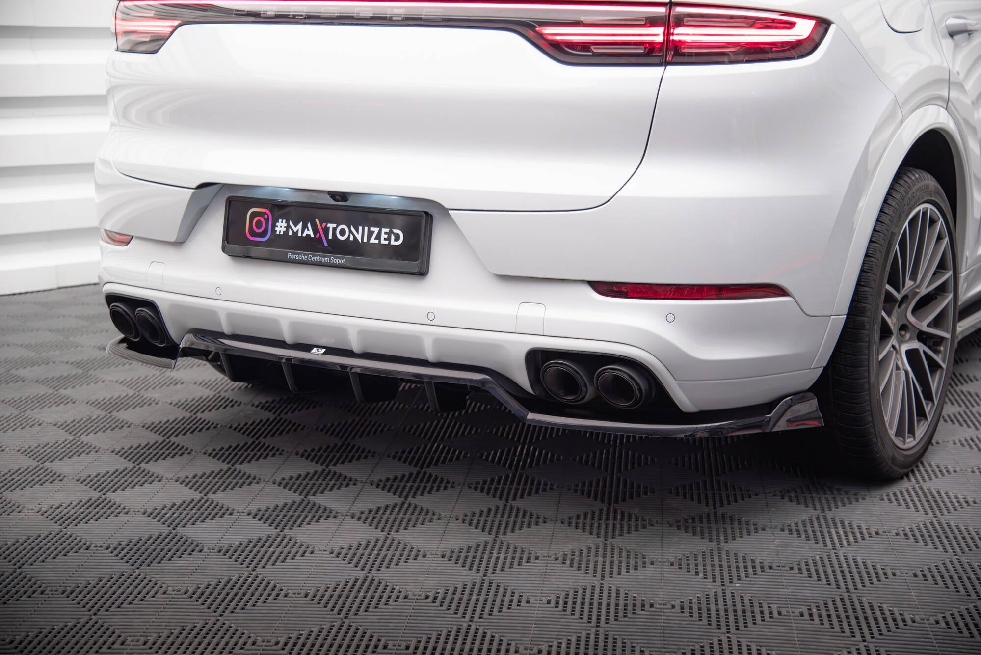 Maxton Design - Mittlerer Cup Diffusor DTM Look Heck Ansatz für Porsche Cayenne Coupe / SUV Mk3 - Aerowerk.