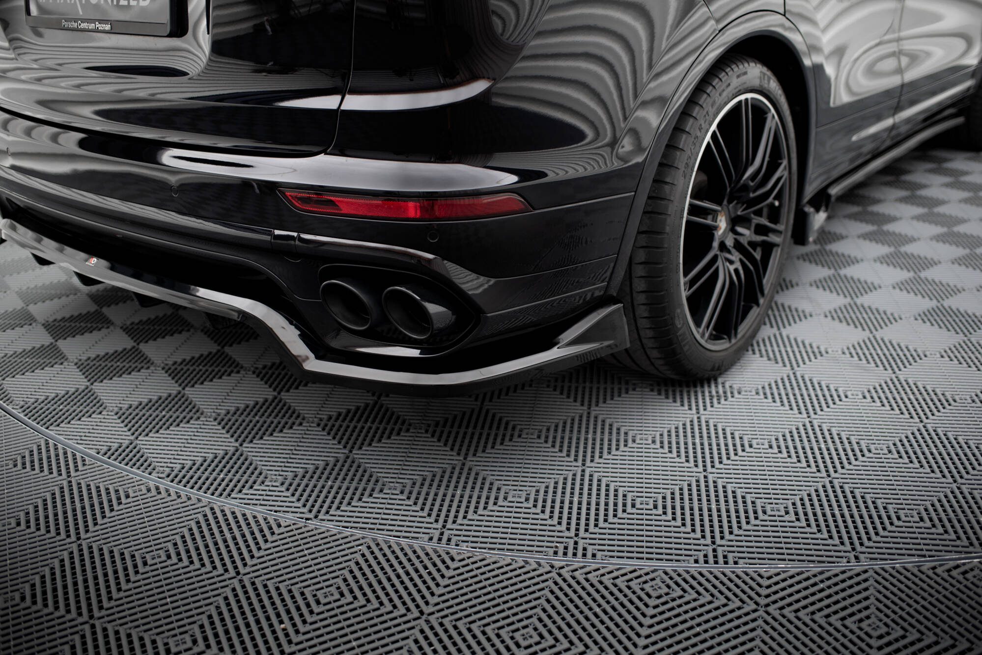 Maxton Design - Mittlerer Cup Diffusor DTM Look Heck Ansatz für Porsche Cayenne Mk2 Facelift - Aerowerk.