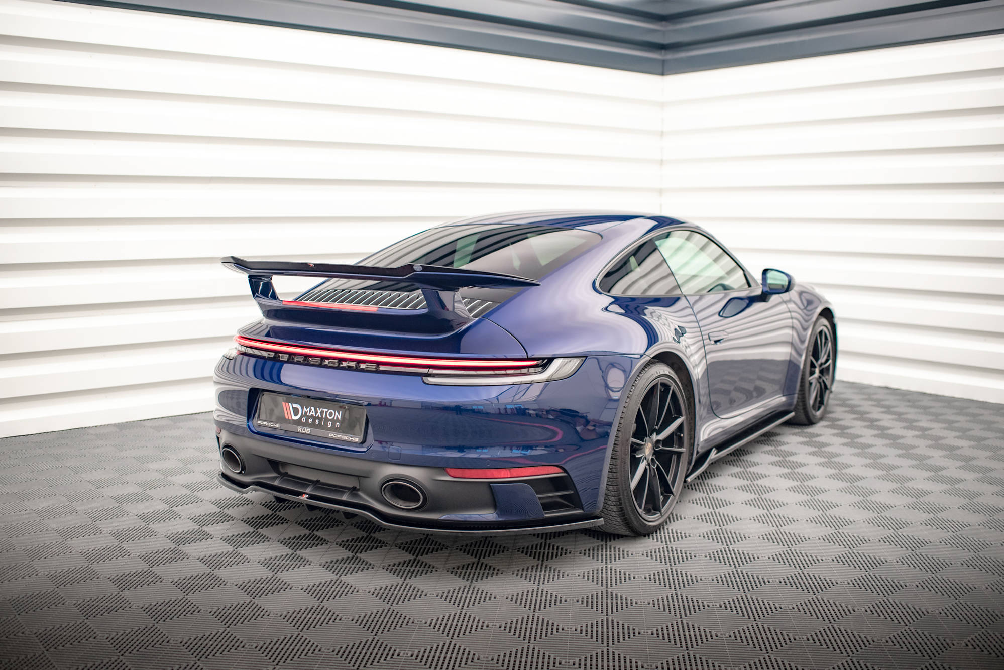 Maxton Design - Mittlerer Cup Diffusor V1 DTM Look Heck Ansatz für Porsche 911 Carrera Aero / Carrera GTS 992 - Aerowerk.