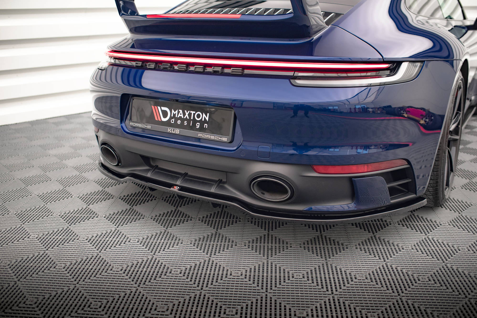 Maxton Design - Mittlerer Cup Diffusor V1 DTM Look Heck Ansatz für Porsche 911 Carrera Aero / Carrera GTS 992 - Aerowerk.
