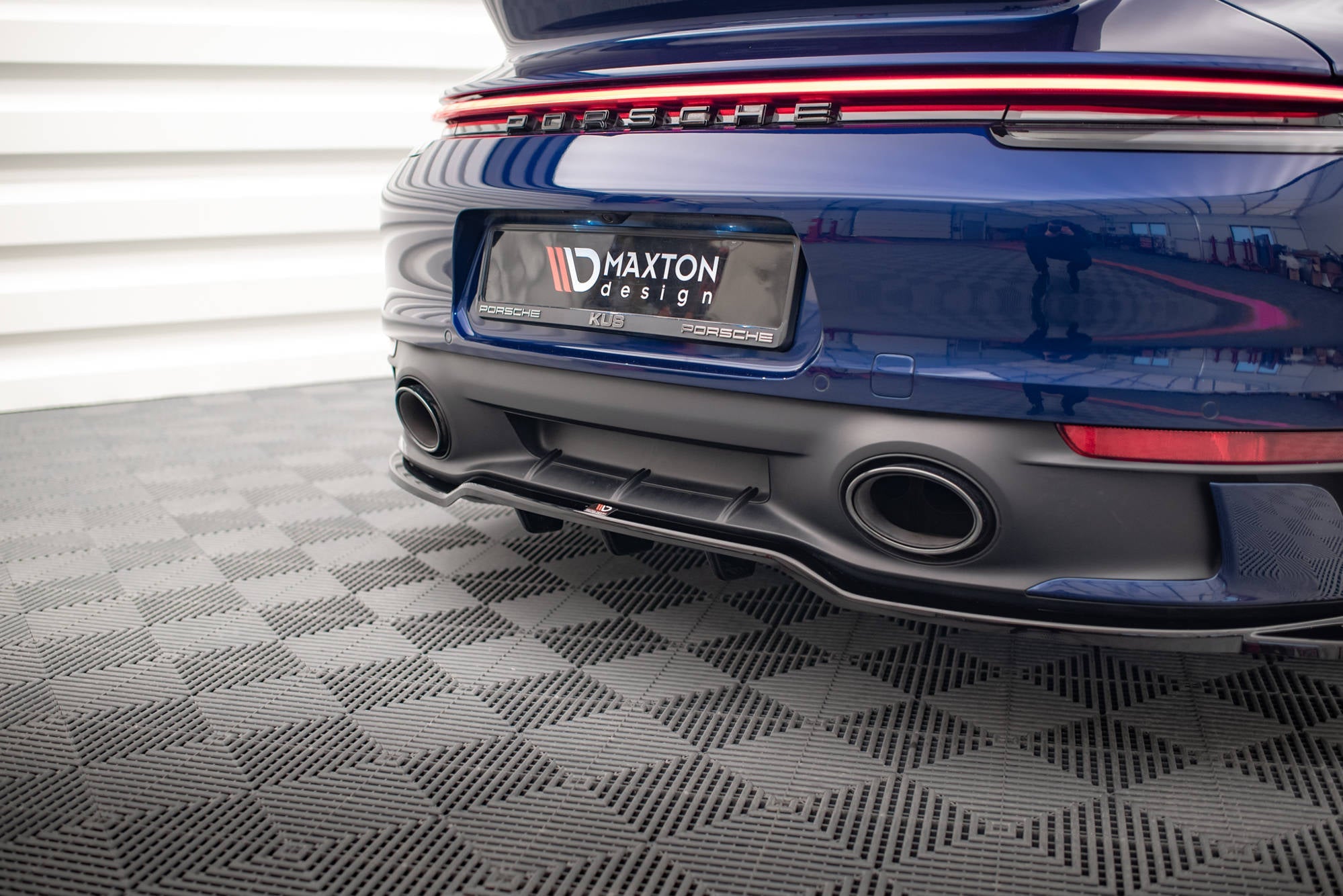 Maxton Design - Mittlerer Cup Diffusor V2 DTM Look Heck Ansatz für Porsche 911 Carrera Aero / Carrera GTS 992 - Aerowerk.