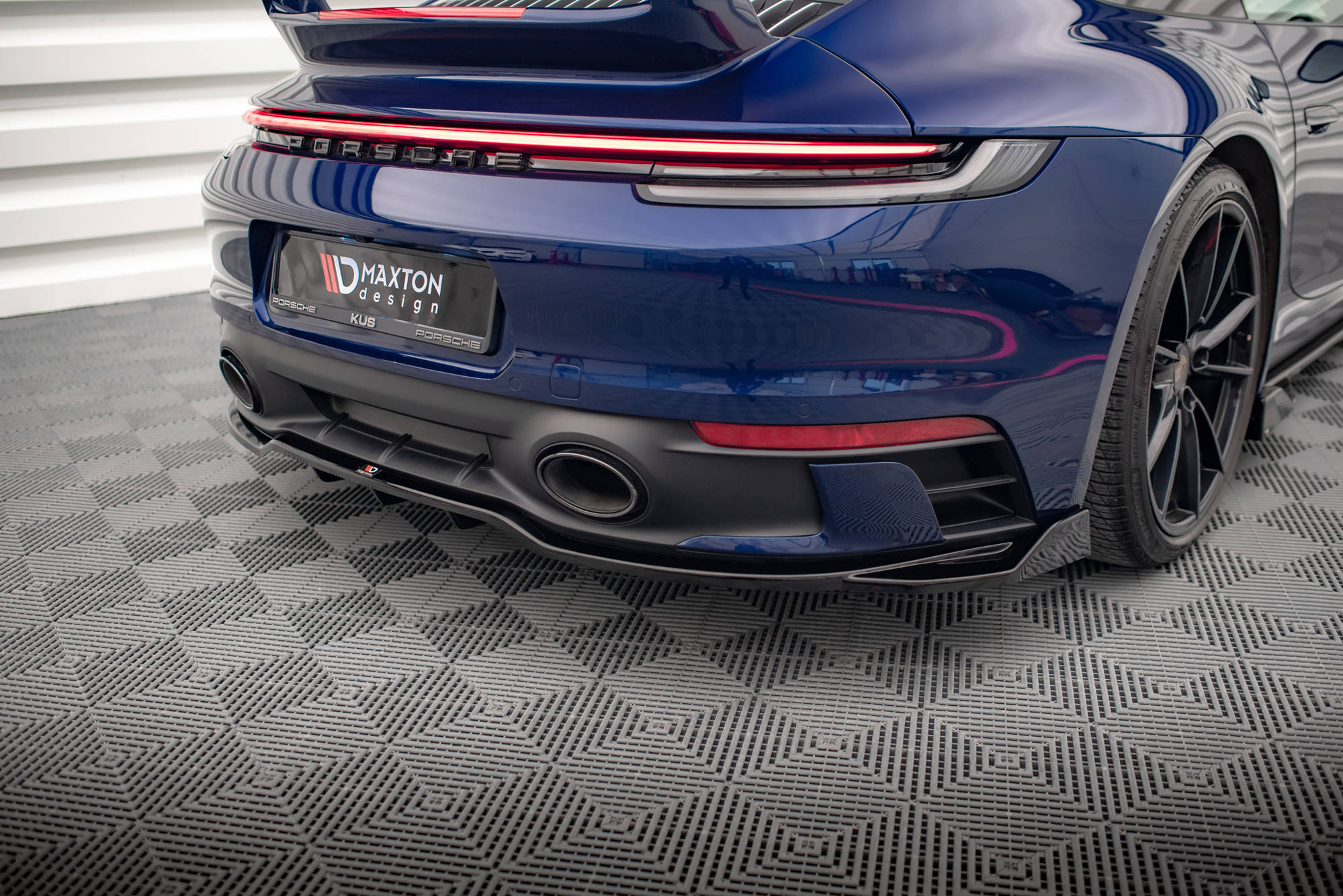 Maxton Design - Mittlerer Cup Diffusor V2 DTM Look Heck Ansatz für Porsche 911 Carrera Aero / Carrera GTS 992 - Aerowerk.