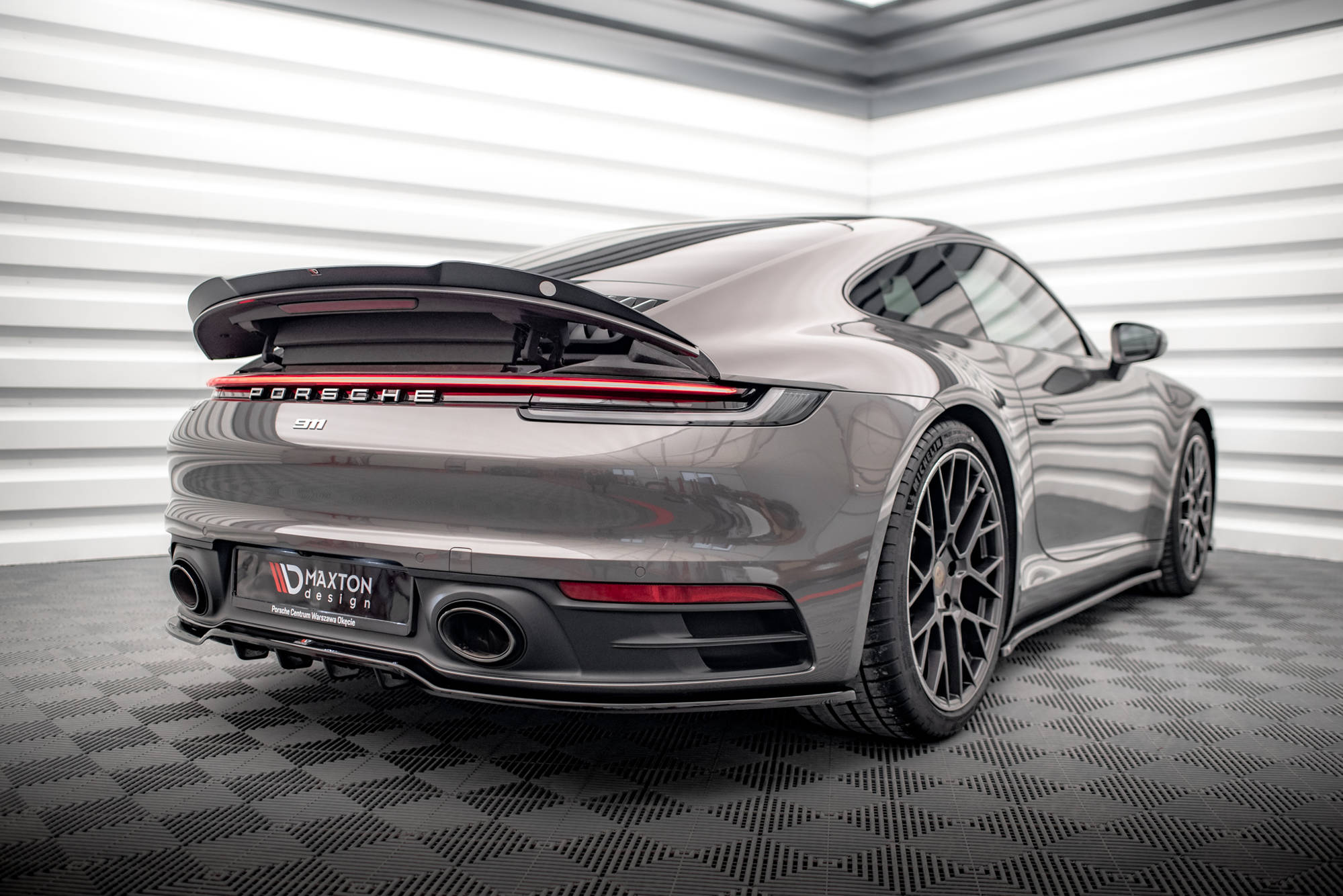 Maxton Design - Mittlerer Diffusor Heck Ansatz DTM Look für Porsche 911 Carrera 4S 992 schwarz matt - Aerowerk.