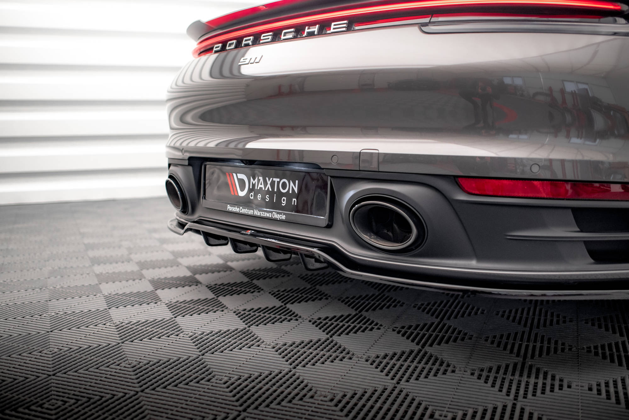 Maxton Design - Mittlerer Diffusor Heck Ansatz DTM Look für Porsche 911 Carrera 4S 992 schwarz matt - Aerowerk.