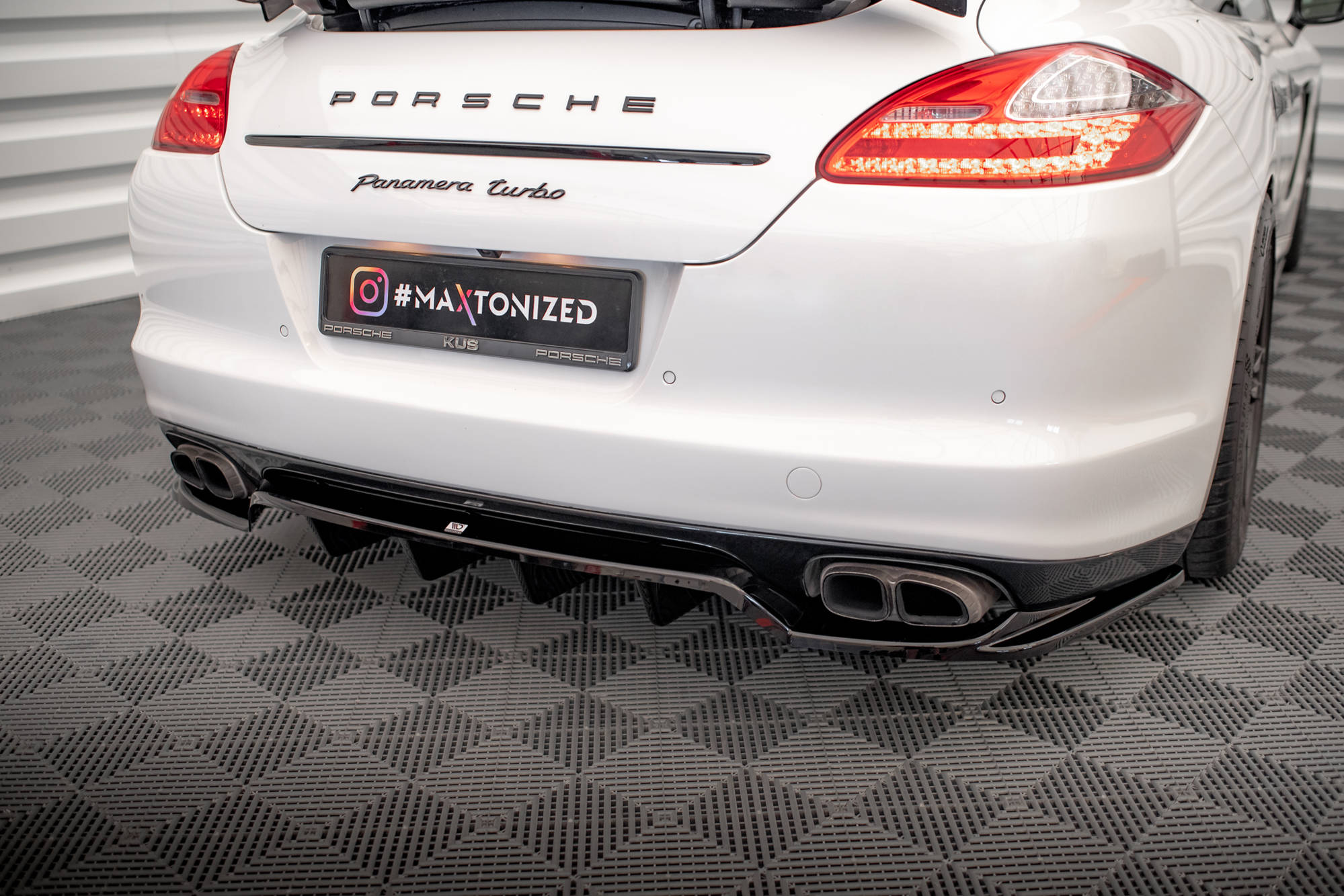 Maxton Design - Mittlerer Diffusor Heck Ansatz DTM Look für Porsche Panamera Turbo 970 schwarz matt - Aerowerk.
