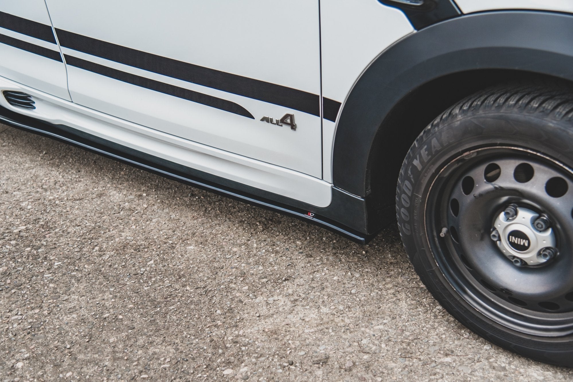 Maxton Design - Seitenschweller Ansatz für Mini Countryman Mk1 JCW schwarz matt - Aerowerk.