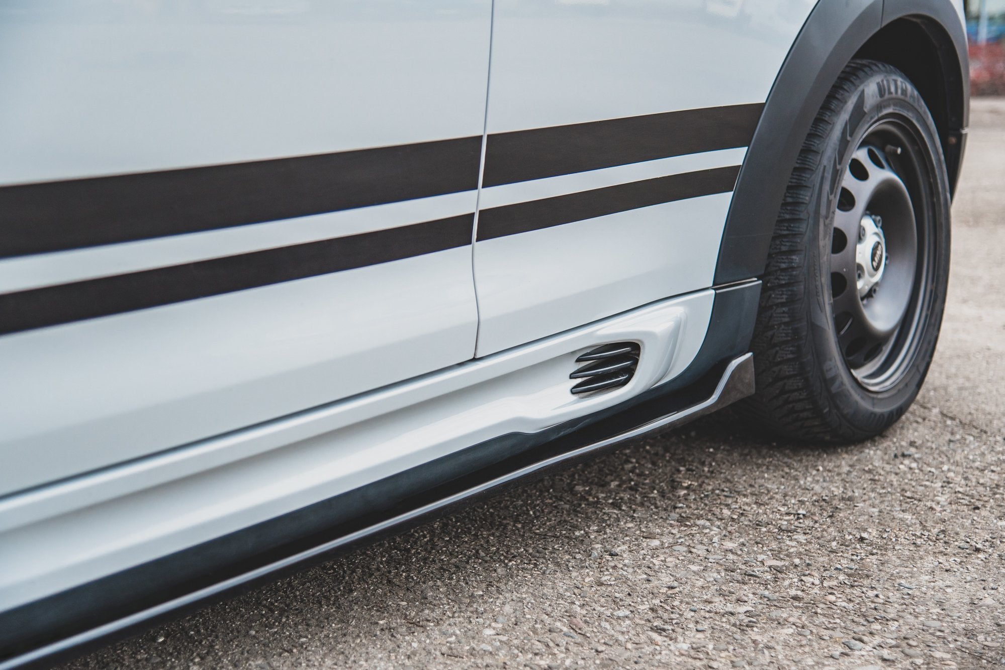 Maxton Design - Seitenschweller Ansatz für Mini Countryman Mk1 JCW schwarz matt - Aerowerk.