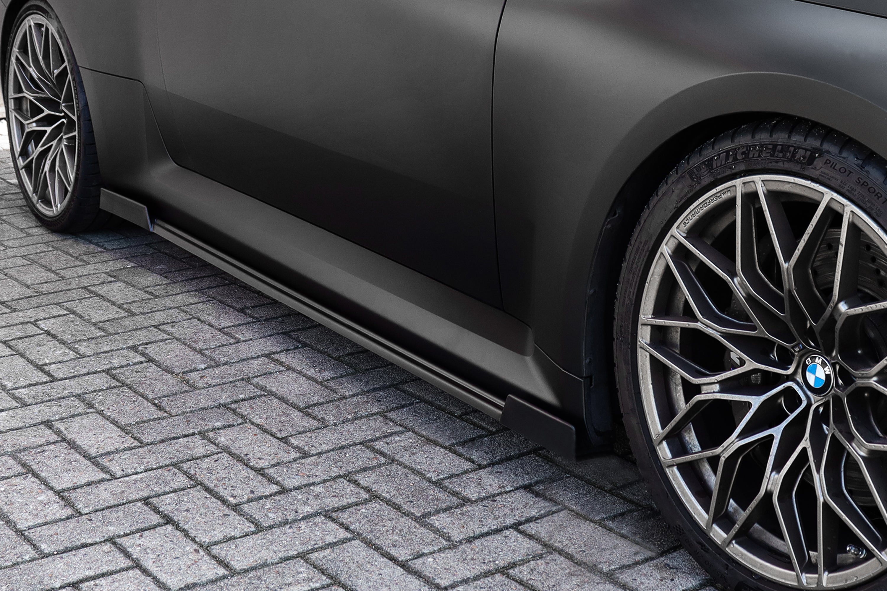 Seitenschweller mit Wing vorne + hinten aus ABS passend für BMW M2 G87