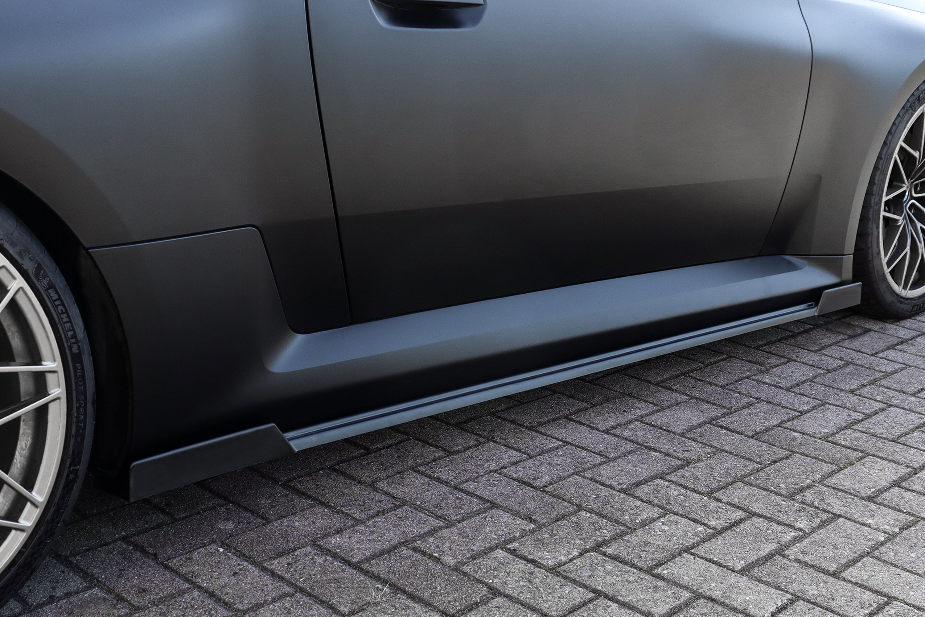 Seitenschweller mit Wing vorne + hinten aus ABS passend für BMW M2 G87