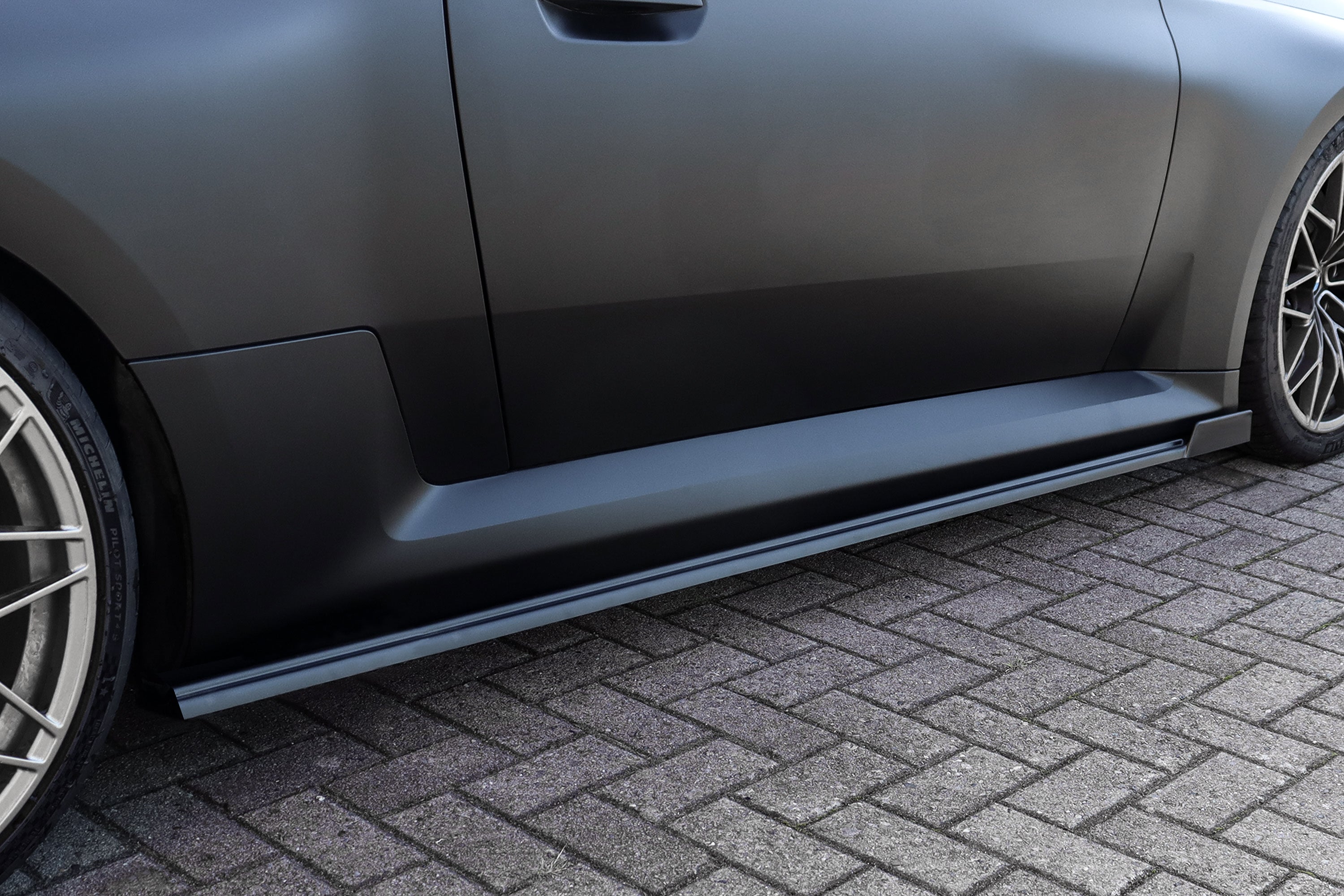 Seitenschweller mit Wing vorne aus ABS passend für BMW M2 G87