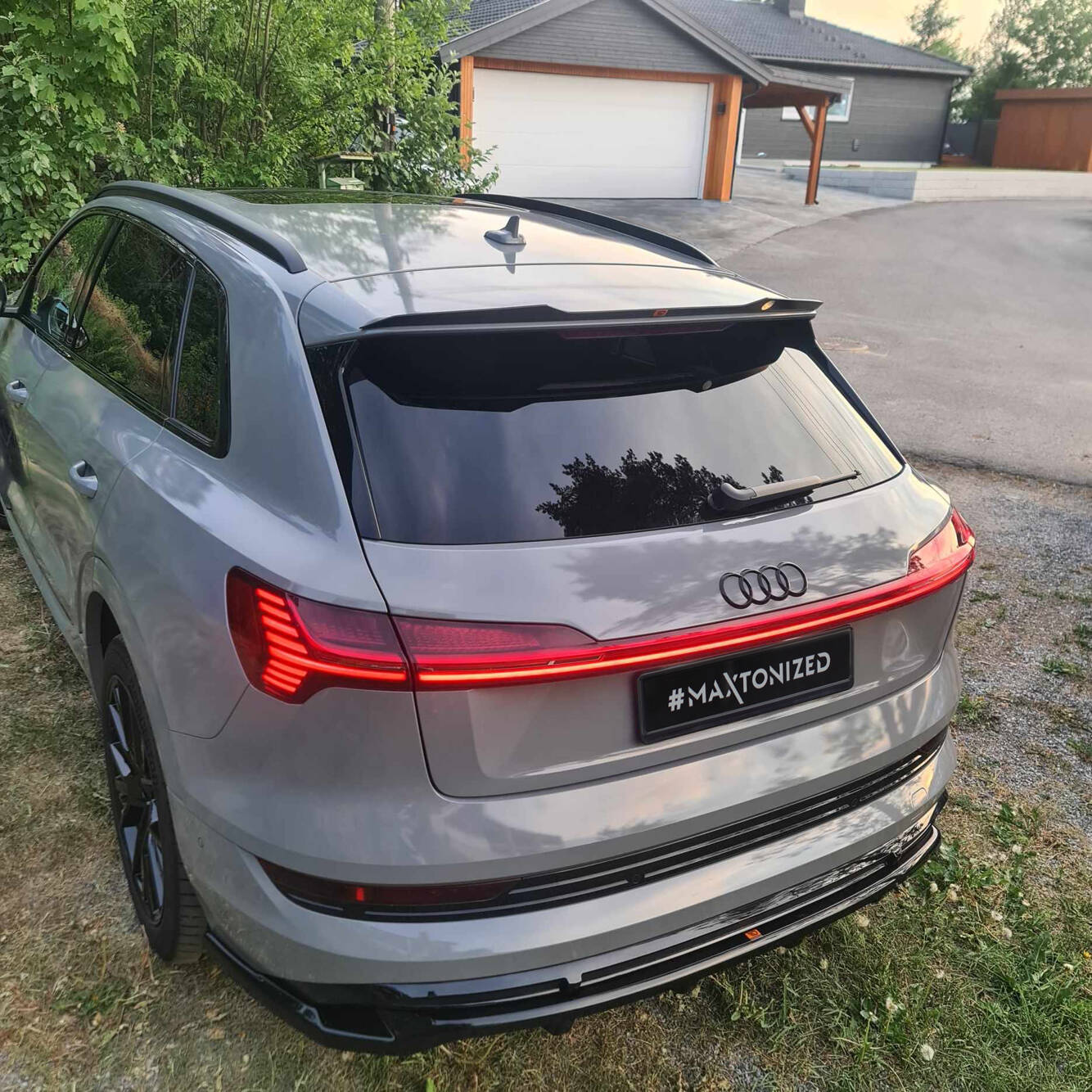 Mittlerer Cup Diffusor DTM Look Heck Ansatz für Audi e-Tron S-Line