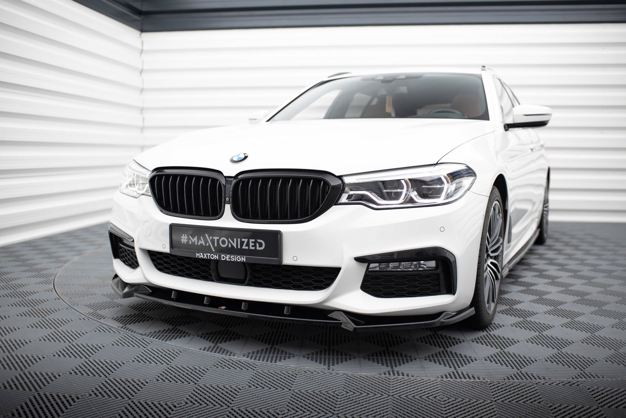 Frontlippe V4 für BMW 5er M - Paket / M550d / M550i G30/ G31 M - Paket