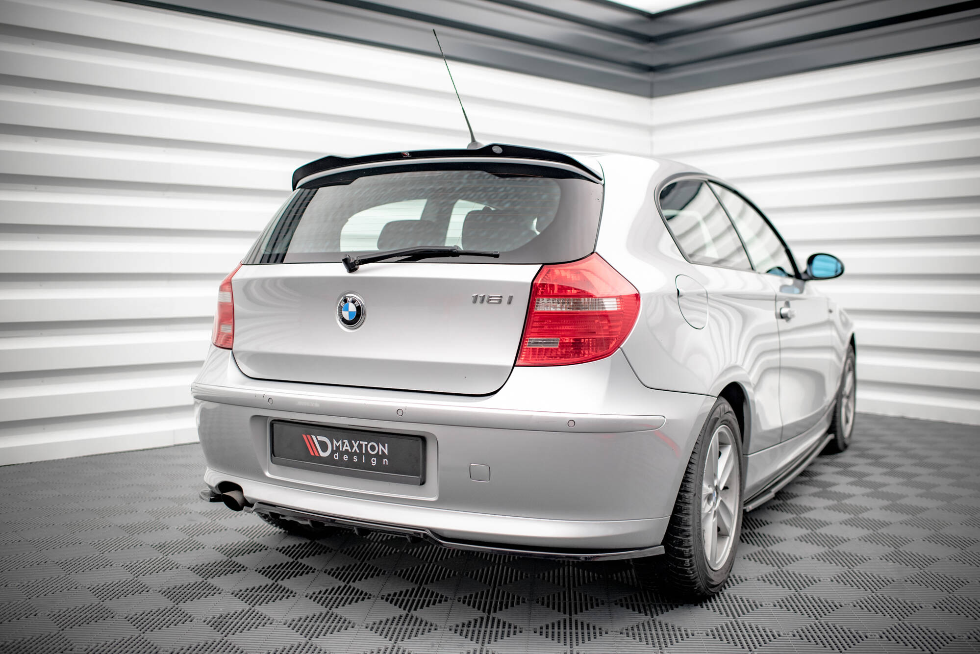 Mittlerer Cup Diffusor DTM Look Heck Ansatz für BMW 1er E81 Facelift