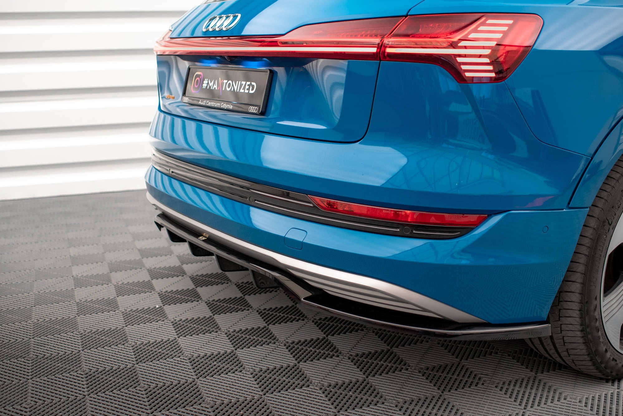 Mittlerer Cup Diffusor DTM Look Heck Ansatz für Audi e-tron