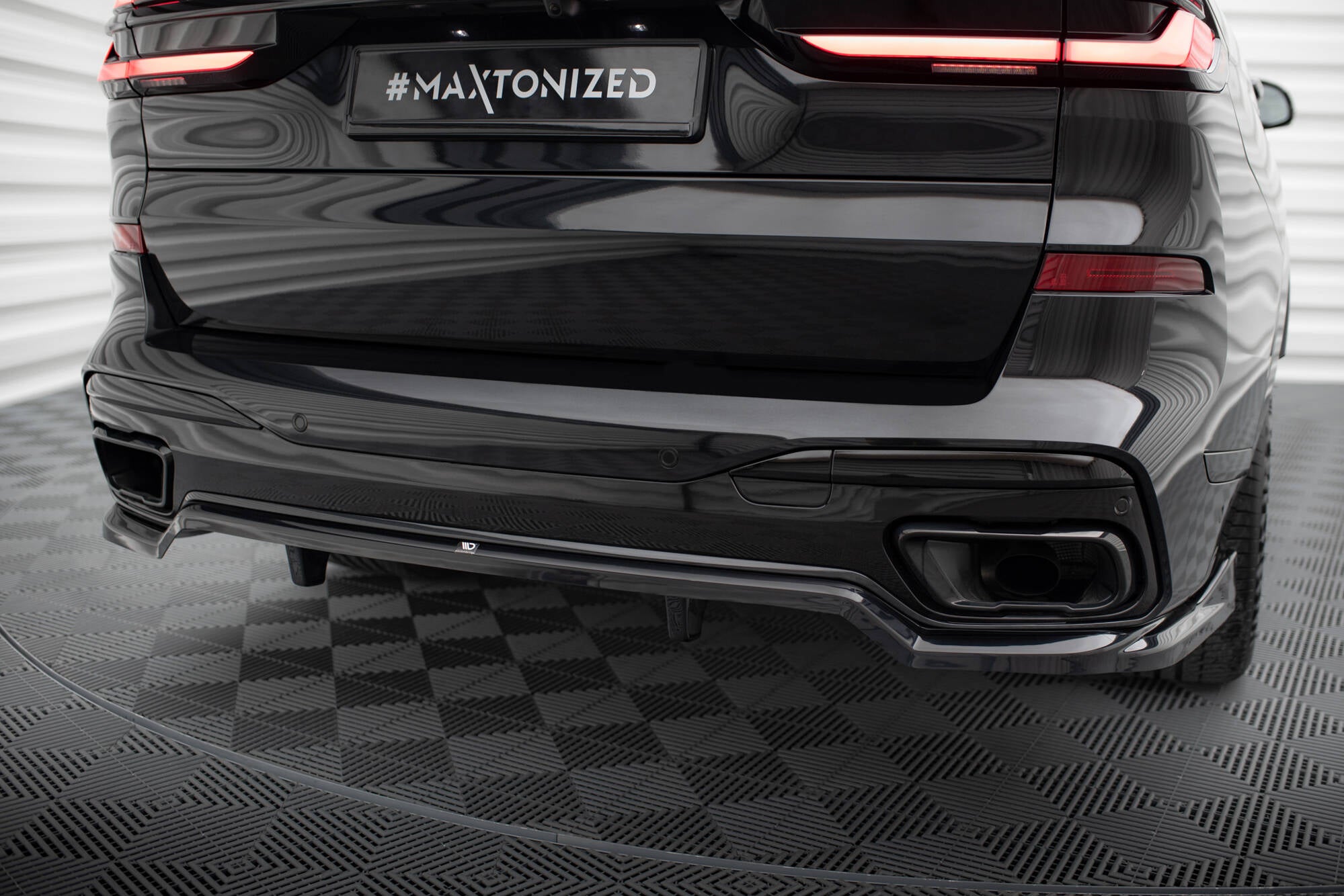 Mittlerer Cup Diffusor DTM Look Heck Ansatz für BMW X7 M-Paket G07 Facelift