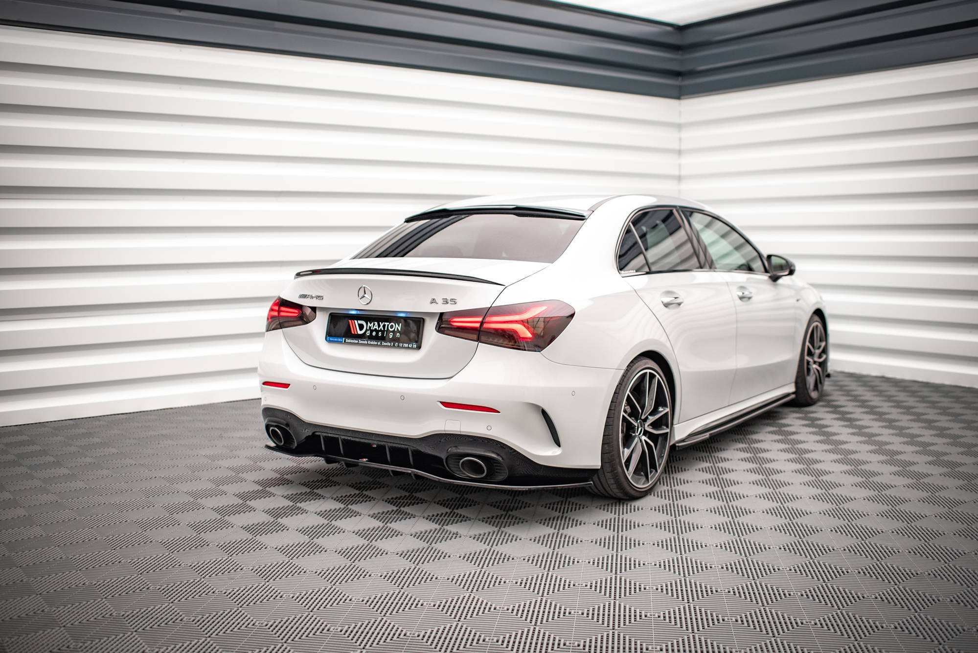 Mittlerer Cup Diffusor V1 DTM Look Heck Ansatz für Mercedes A 35 AMG Limousine