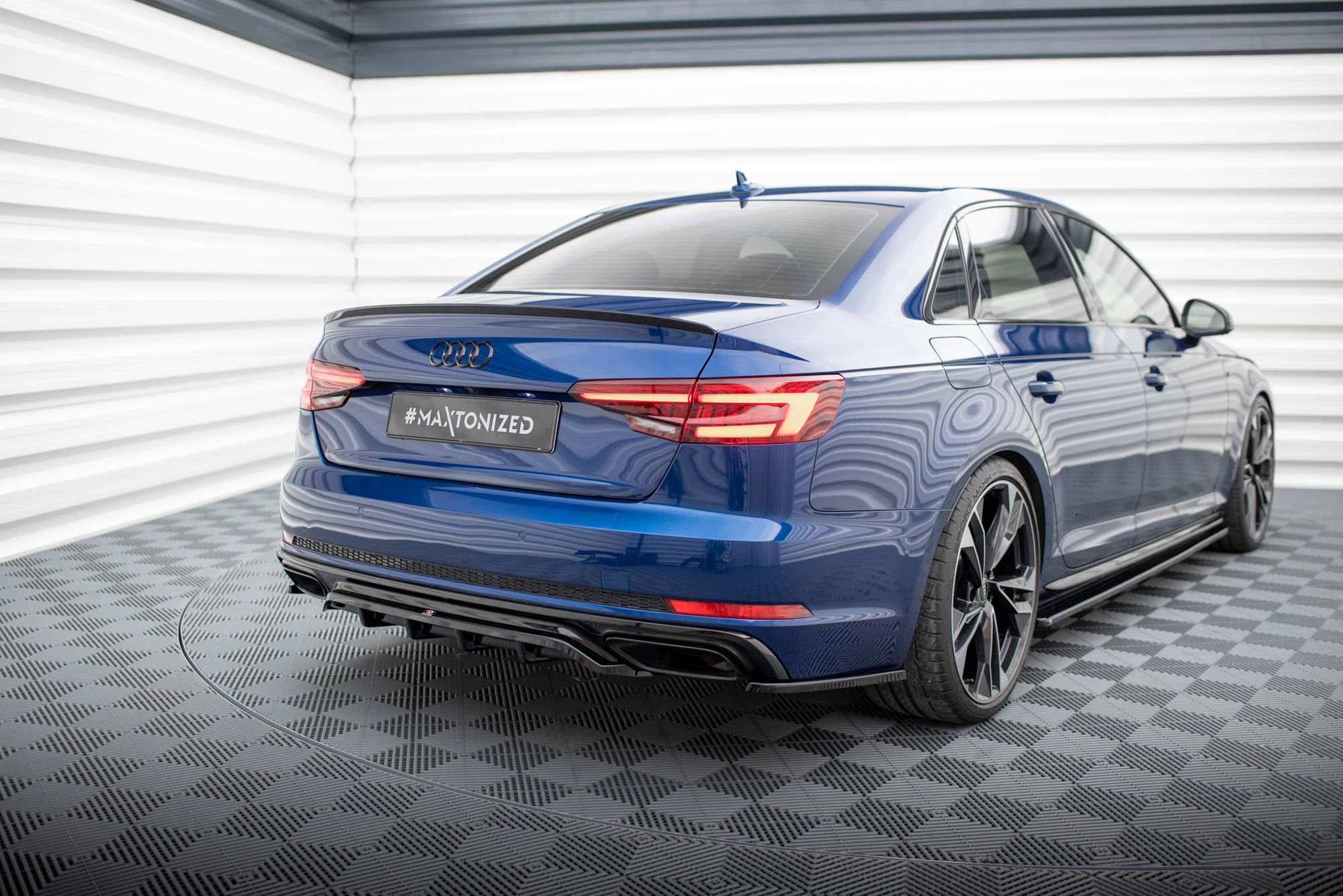 Mittlerer Cup Diffusor DTM Look Heck Ansatz für Audi A4 Competition B9