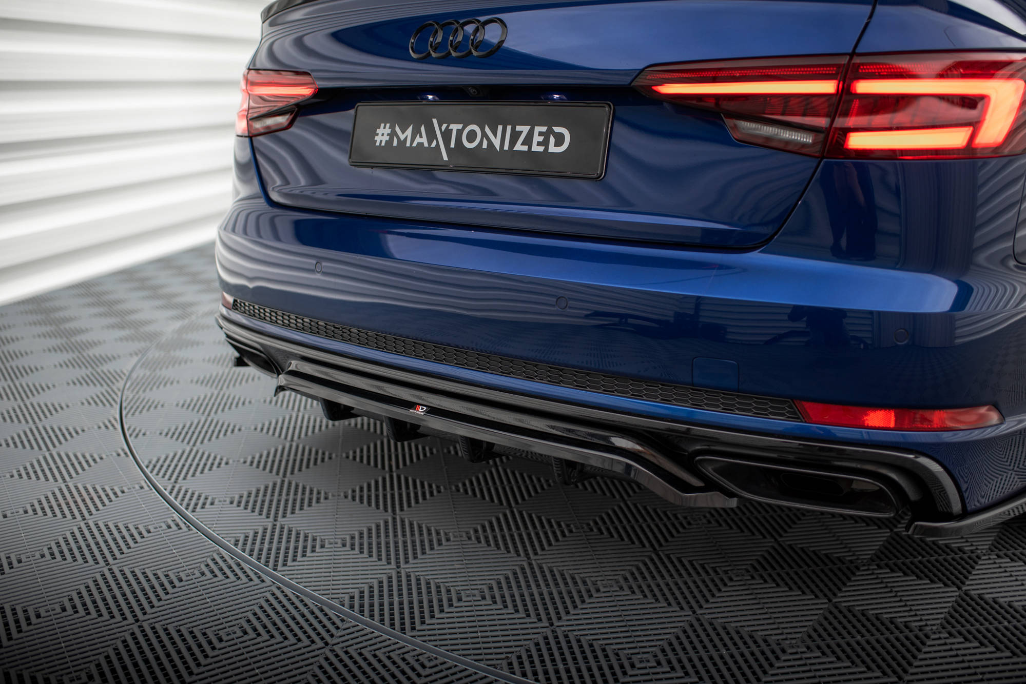 Mittlerer Cup Diffusor DTM Look Heck Ansatz für Audi A4 Competition B9