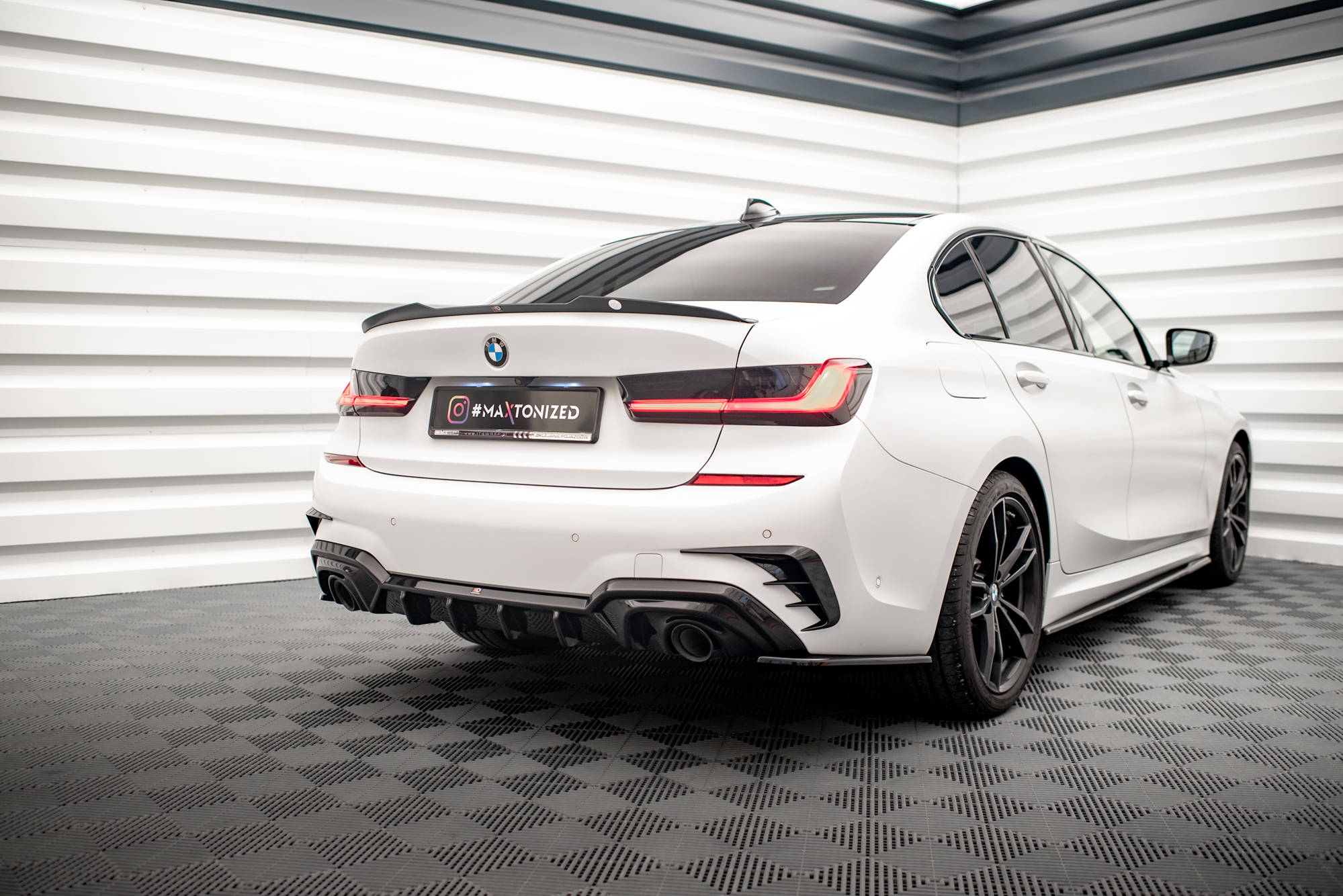 Diffusor Heck Ansatz für BMW 3er M-Paket G20 / G21 (Passend für Fahrzeuge mit Anhängerkupplung)