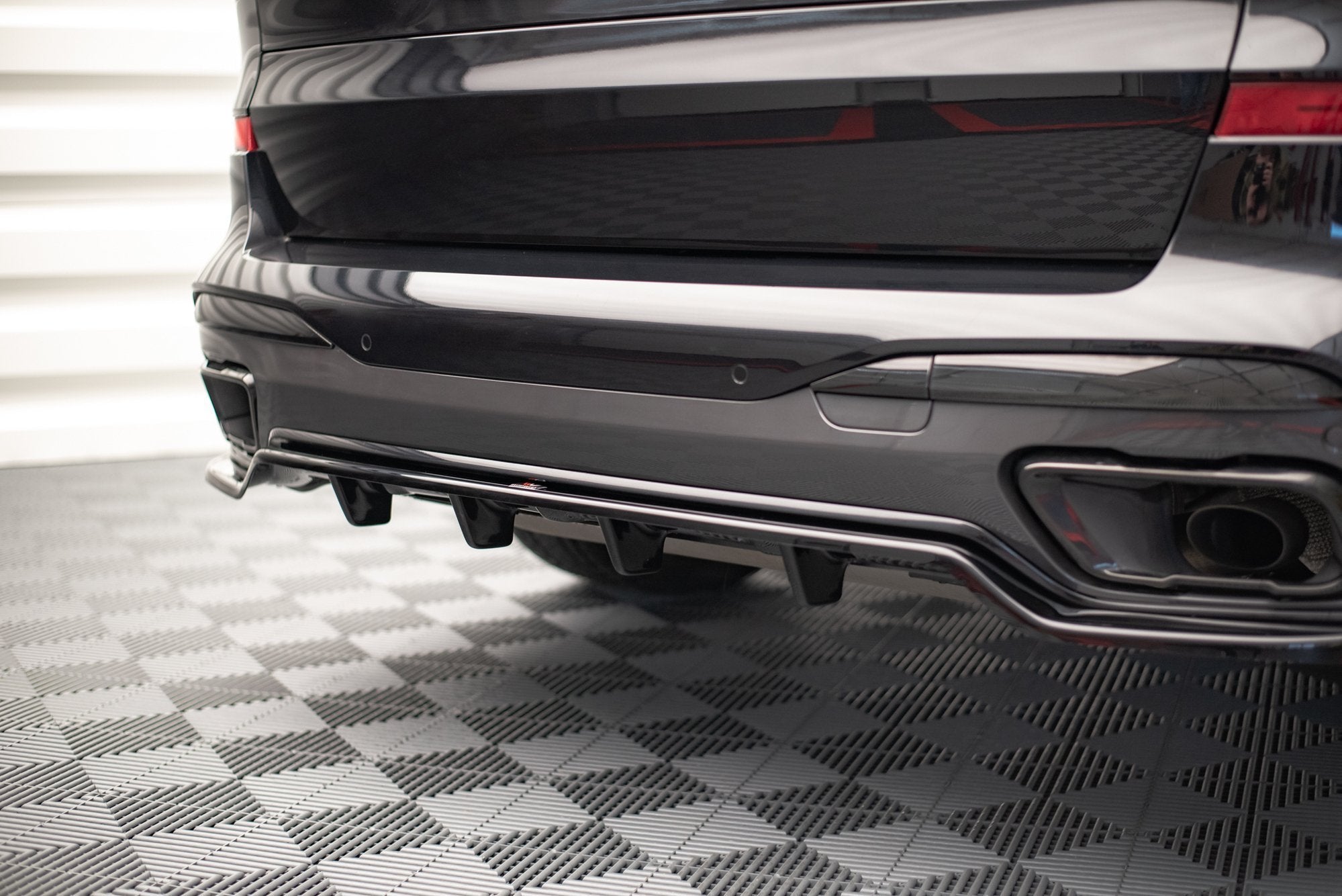 Mittlerer Cup Diffusor DTM Look Heck Ansatz für BMW X7 M-Paket G07