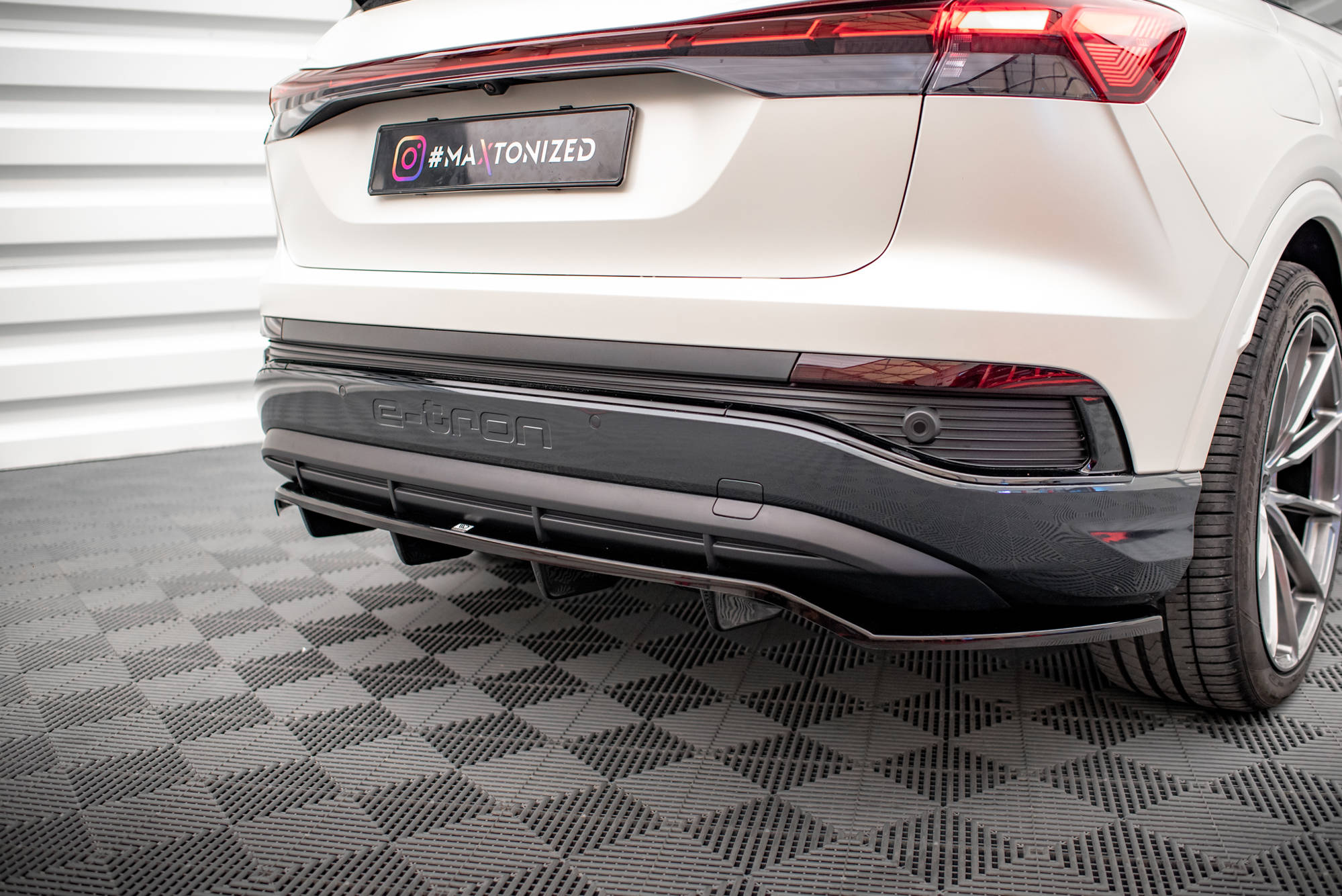 Mittlerer Cup Diffusor DTM Look Heck Ansatz für Audi Q4 e-tron Sportback S-line Mk1