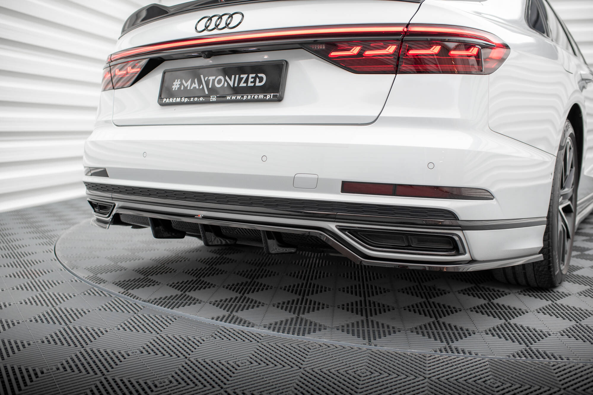 Mittlerer Cup Diffusor DTM Look Heck Ansatz für Audi A8 S-Line D5