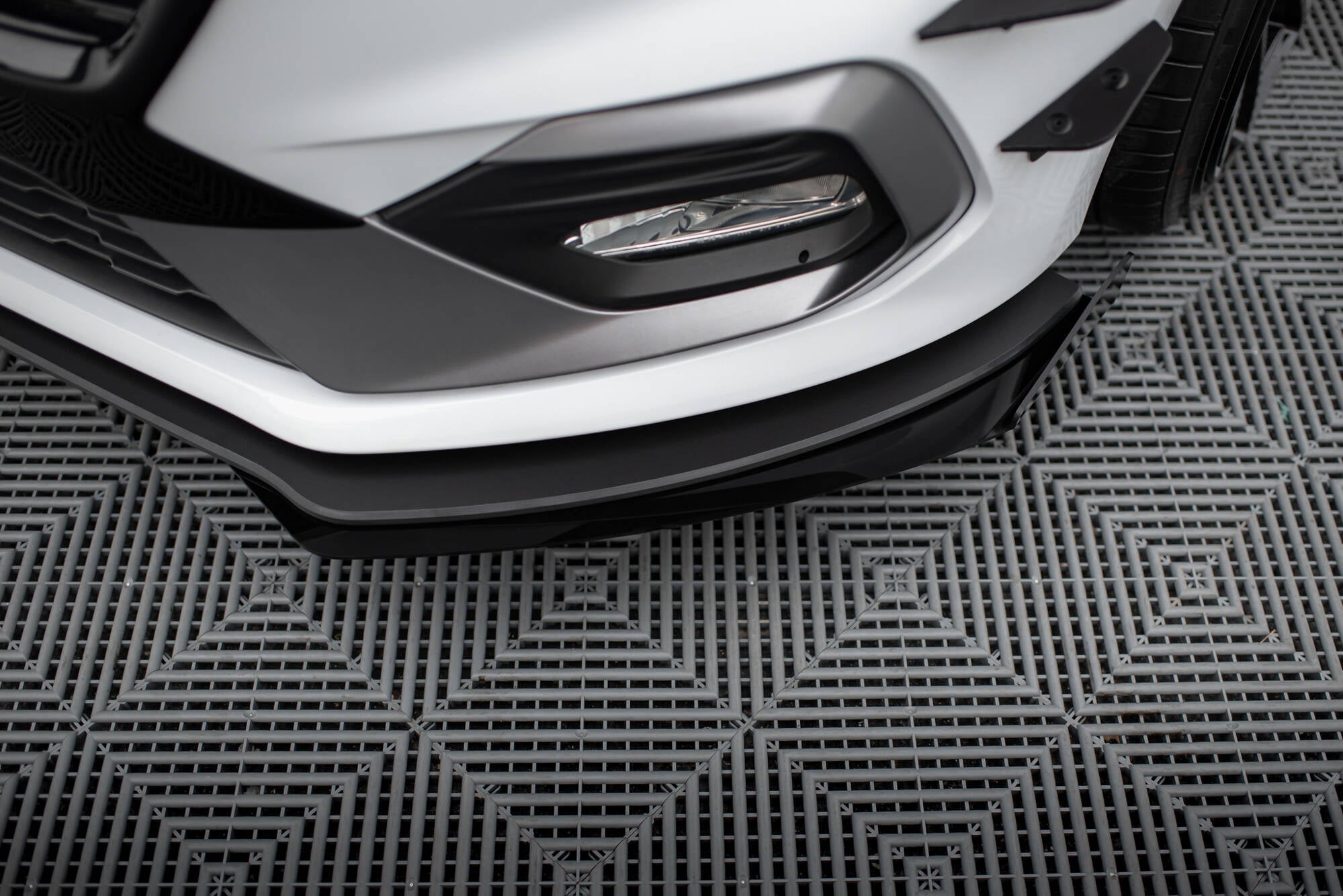 Street Pro Frontlippe für für + Front Stoßstangen Racing Flaps passend für Ford Fiesta Mk8 ST / ST-Line