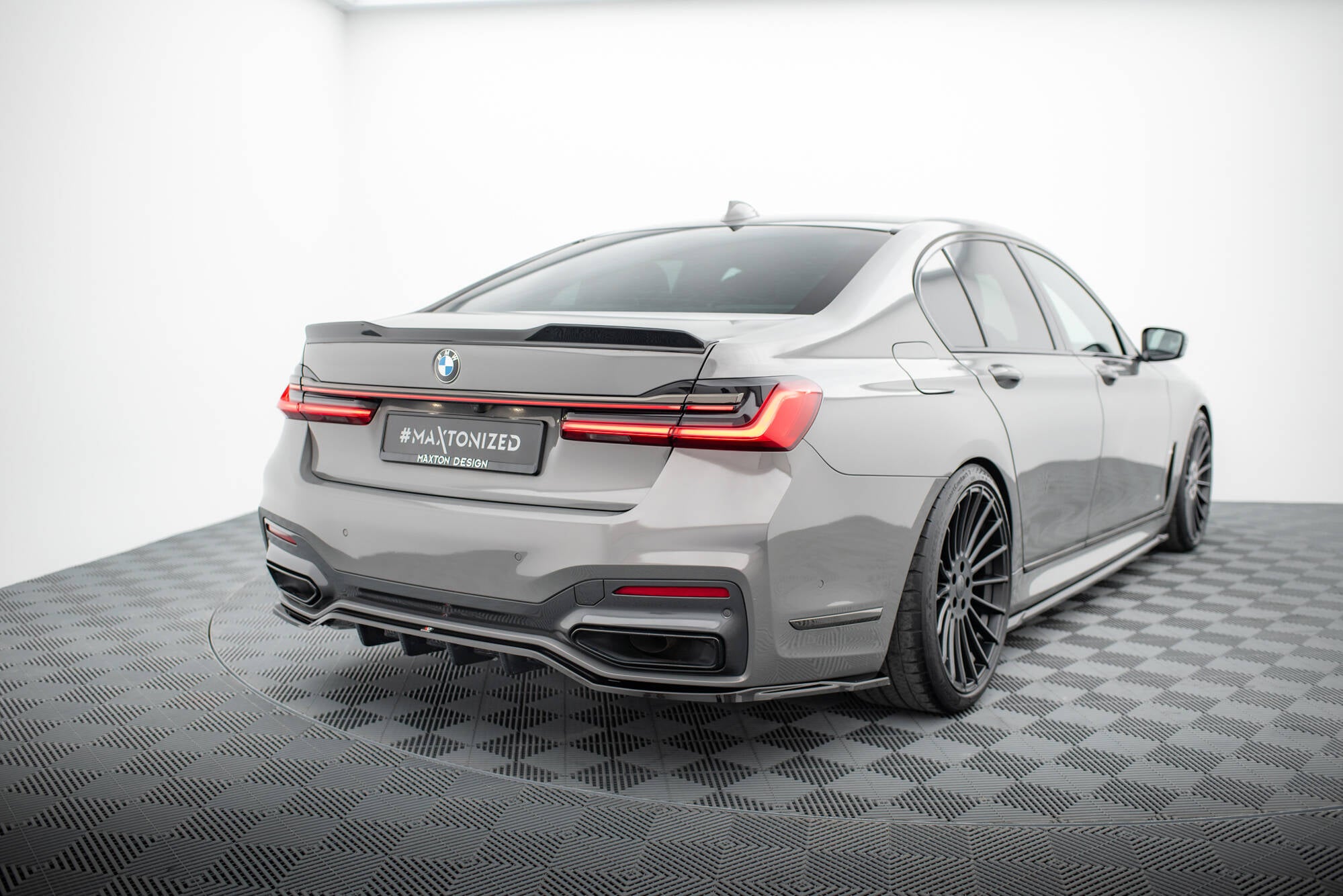 Mittlerer Cup Diffusor V2 DTM Look Heck Ansatz für BMW 7 M - Paket G11 / G12 Facelift