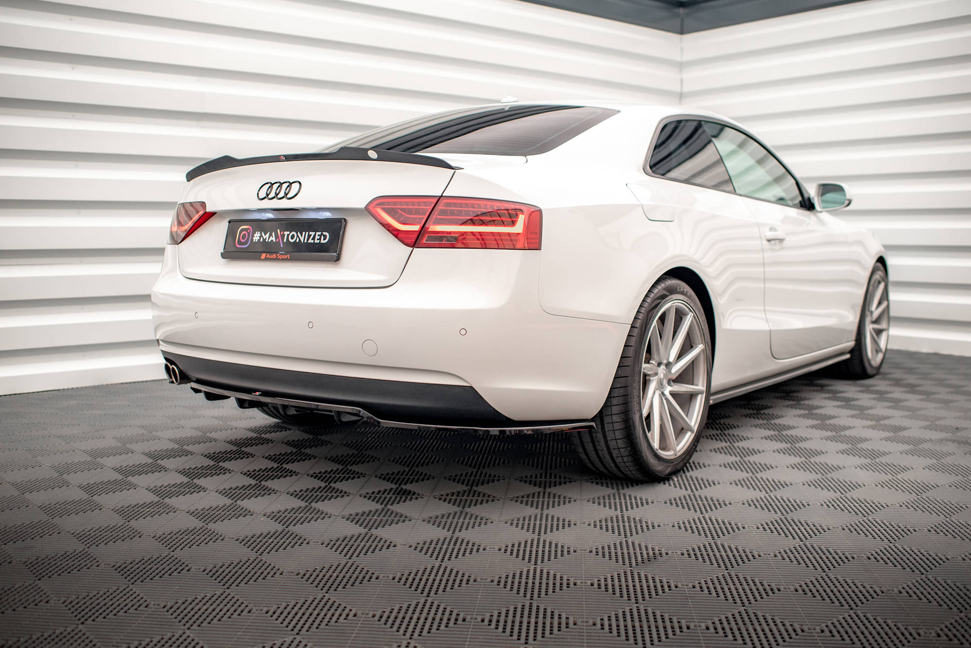Mittlerer Cup Diffusor DTM Look Heck Ansatz für Audi A5 Coupe 8T Facelift