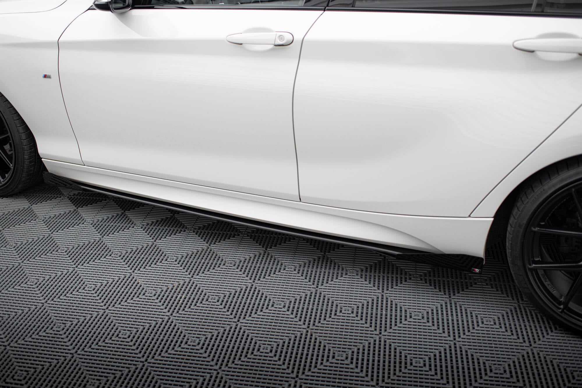 Street Pro Seitenschweller V2 Ansatz für + Flaps für BMW 1er F20 M135i / M140i / M - Paket