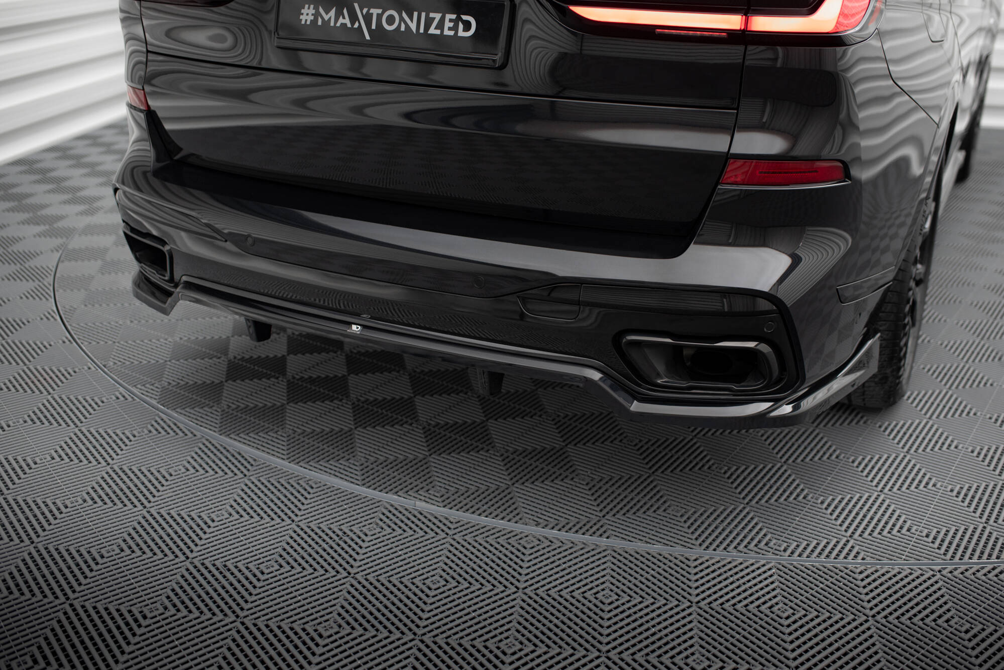Mittlerer Cup Diffusor DTM Look Heck Ansatz für BMW X7 M-Paket G07 Facelift