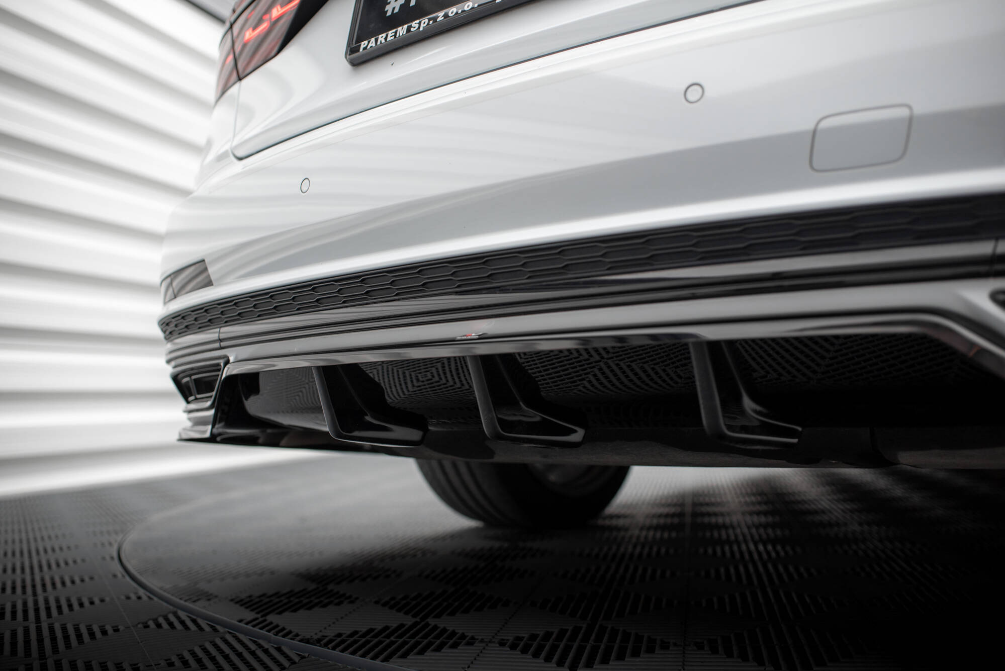 Mittlerer Cup Diffusor DTM Look Heck Ansatz für Audi A8 S-Line D5